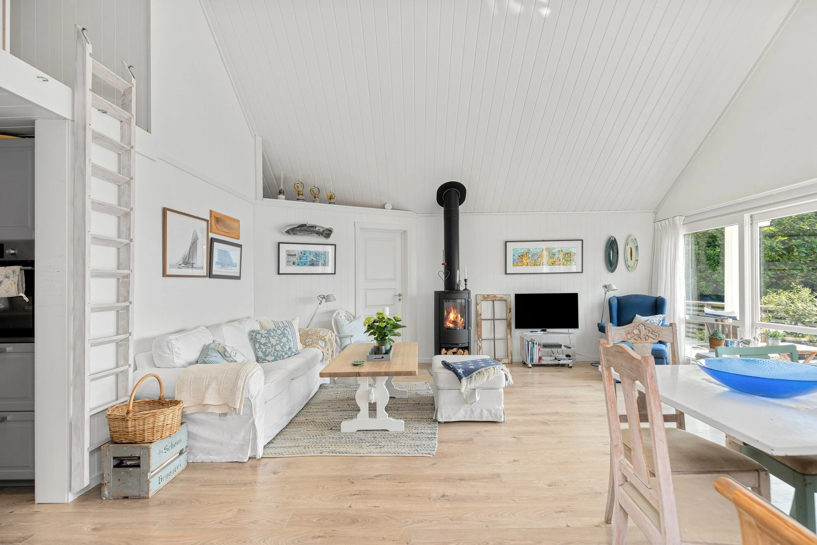 God plass til sofagruppe i stuen ved peisovnen Galleribilde