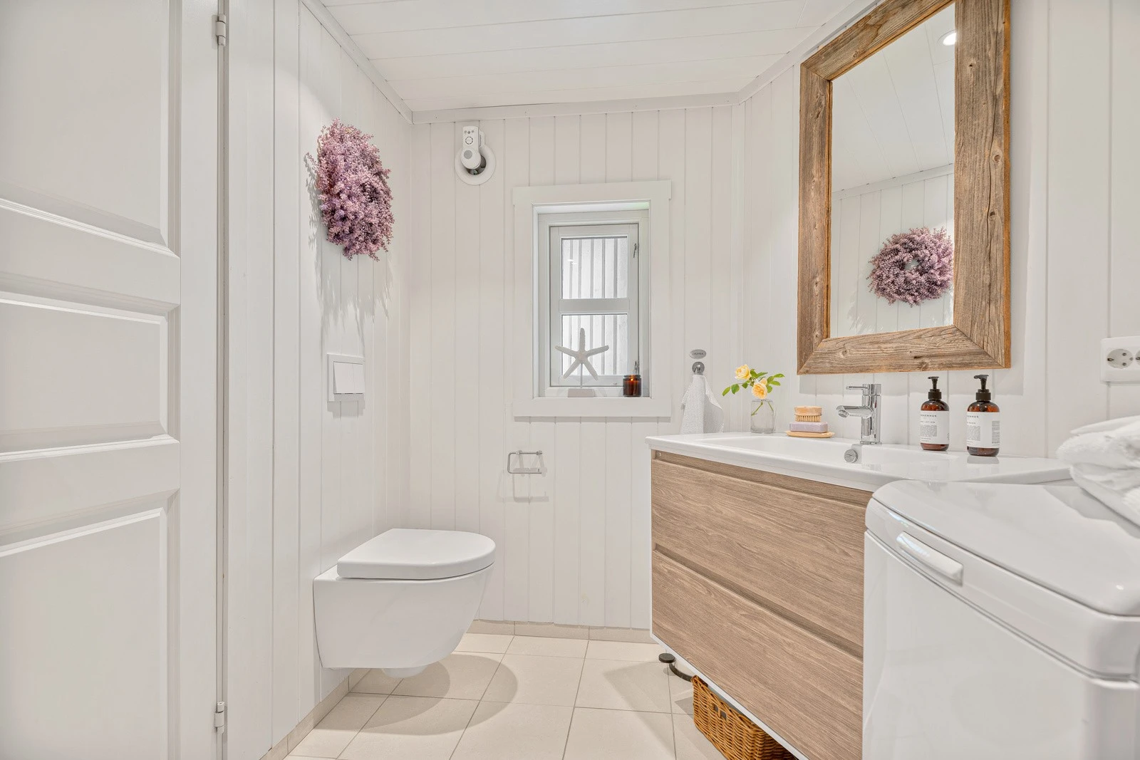 Lekkert flislagt bad med vegghengt wc, dusj, vask, opplegg til vaskemaskin, mm Galleribilde