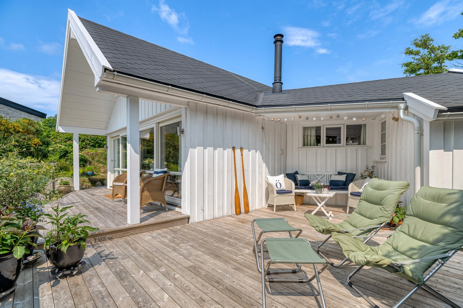 God plass til flere sittegrupper Galleribilde