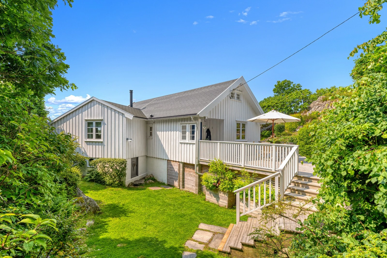 Uteområdet med trapp opp til inngangsparti Galleribilde