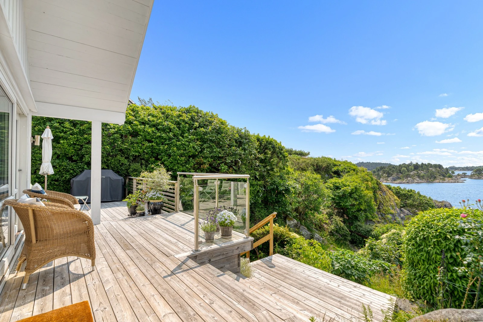 På fremsiden av hytten er det stor terrasse med nydelig utsikt Galleribilde