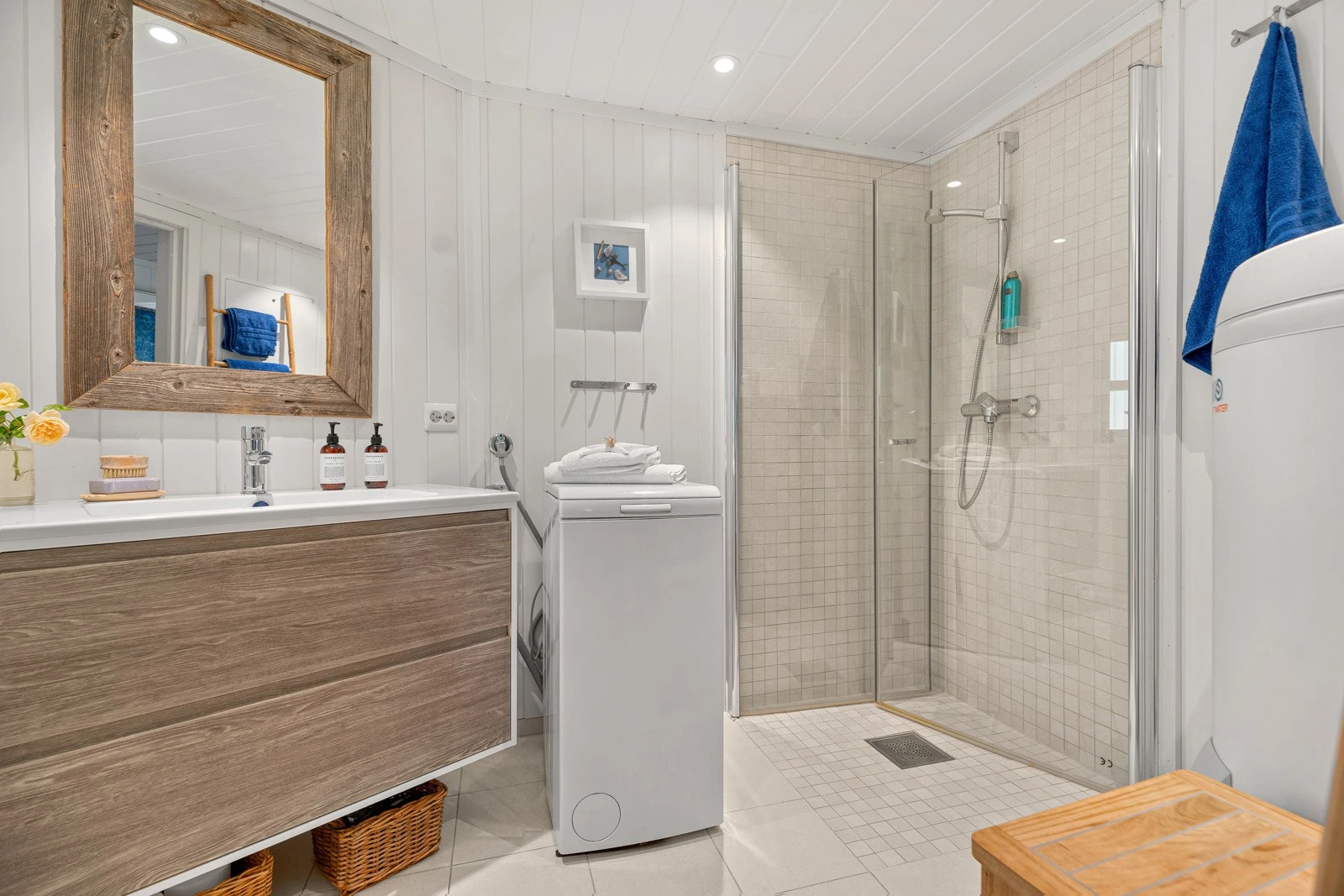 Lekkert flislagt bad med vegghengt wc, dusj, vask, opplegg til vaskemaskin, mm Galleribilde