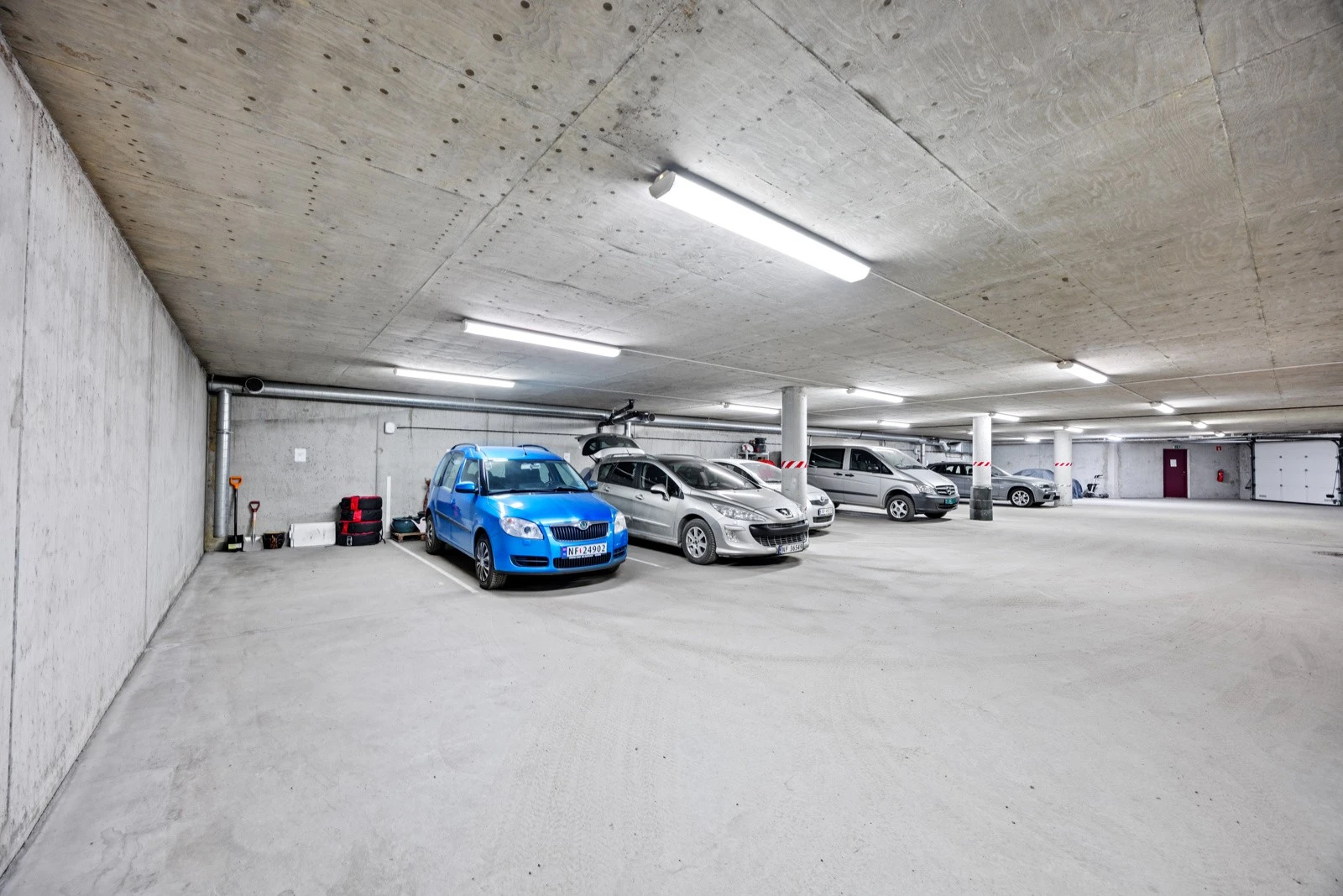 Egen parkeringsplass i garasjeanlegg i kjelleren. Heis fra trapperom til garasjen. Galleribilde