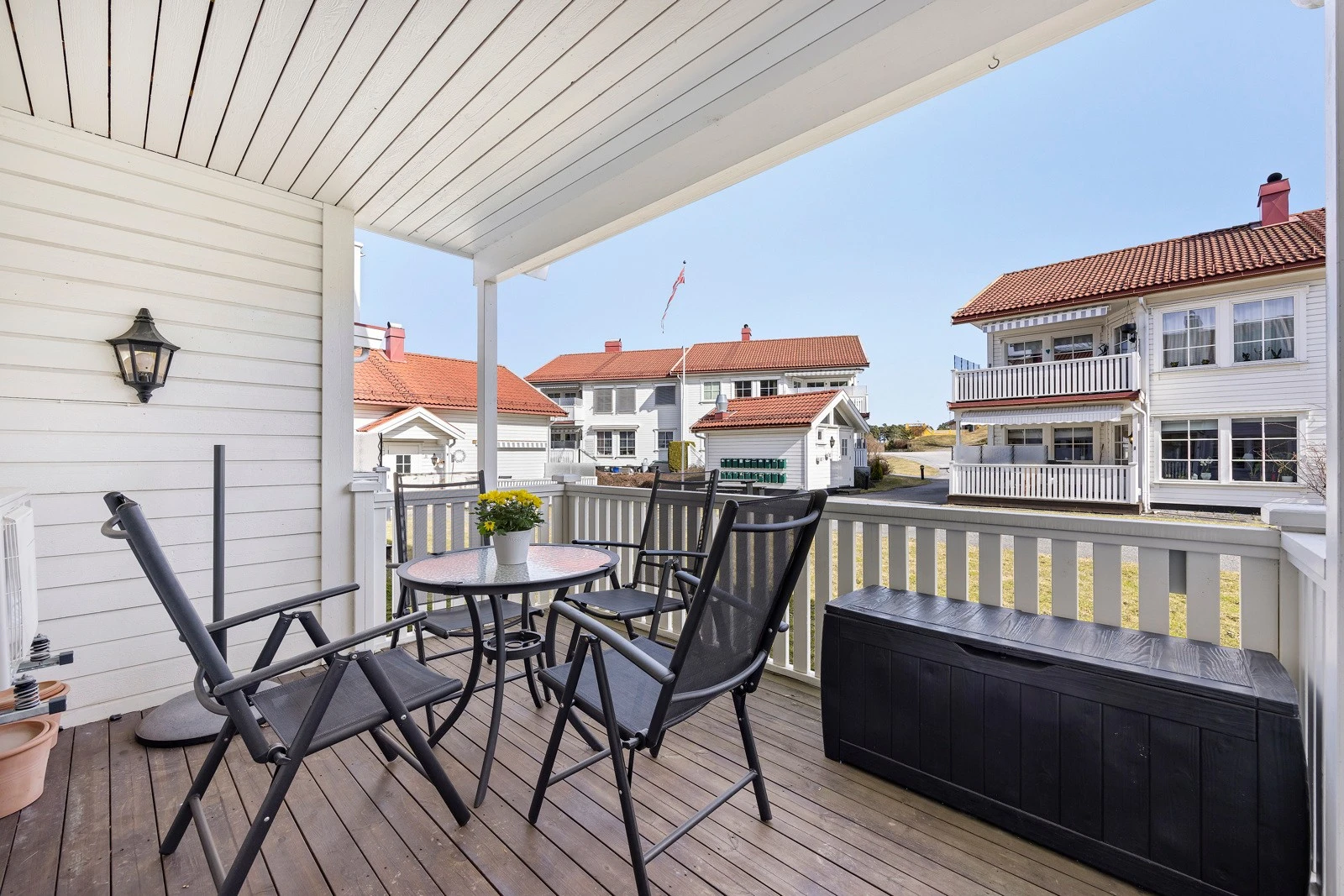 Solrik overbygd uteplass med god plass til utemøbler. Galleribilde