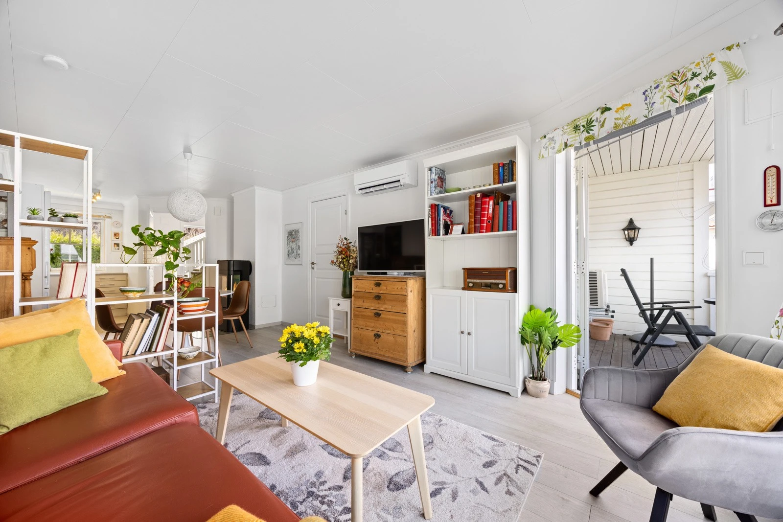 Borettslaget byr på en rolig og trygg atmosfære, samtidig som du har alle nødvendige fasiliteter like i nærheten. Dette er en unik mulighet for deg som ønsker et lettvint og praktisk hjem i et godt bomiljø. Galleribilde