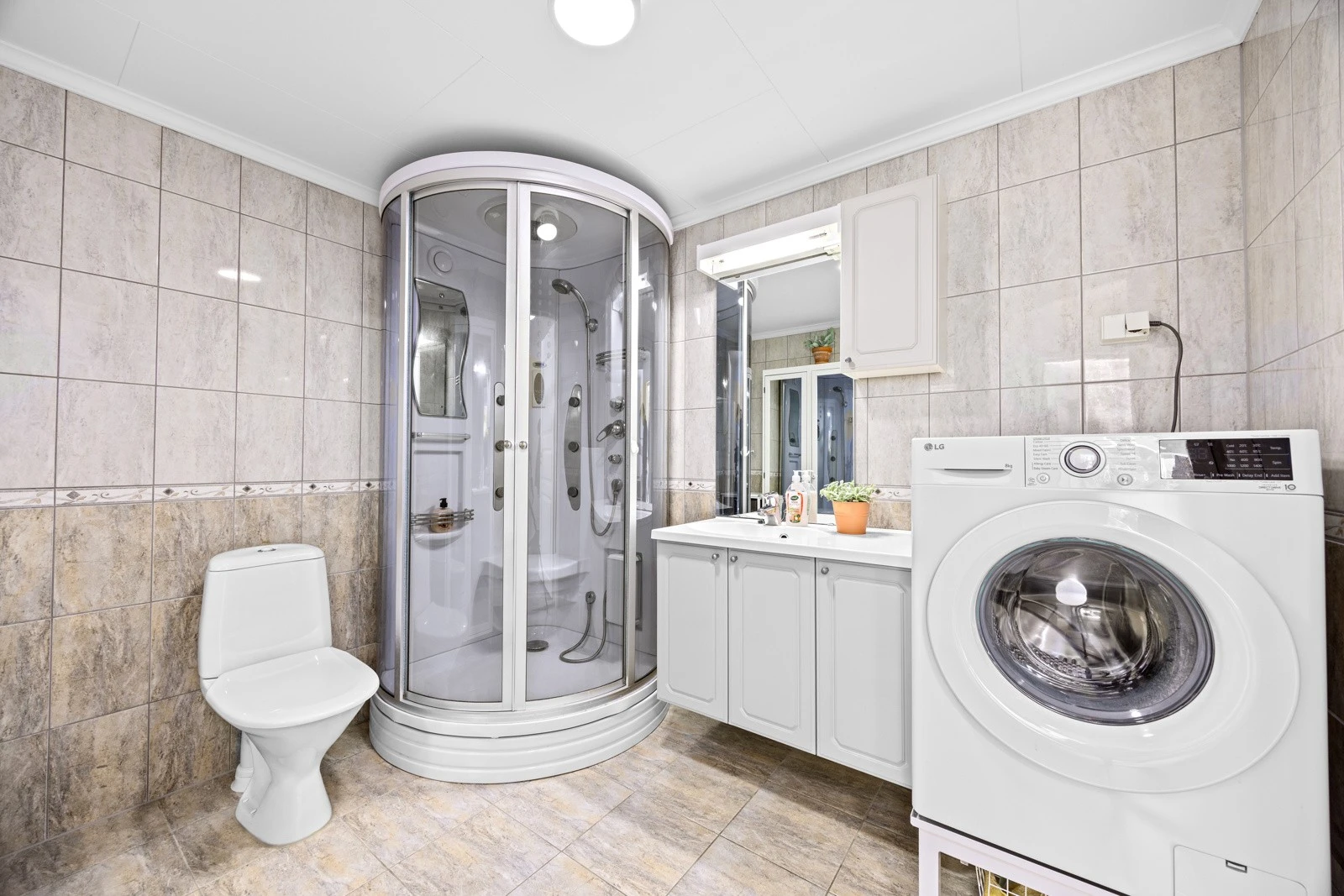 Romslig pent flislagt bad med varmekabler i gulv Galleribilde