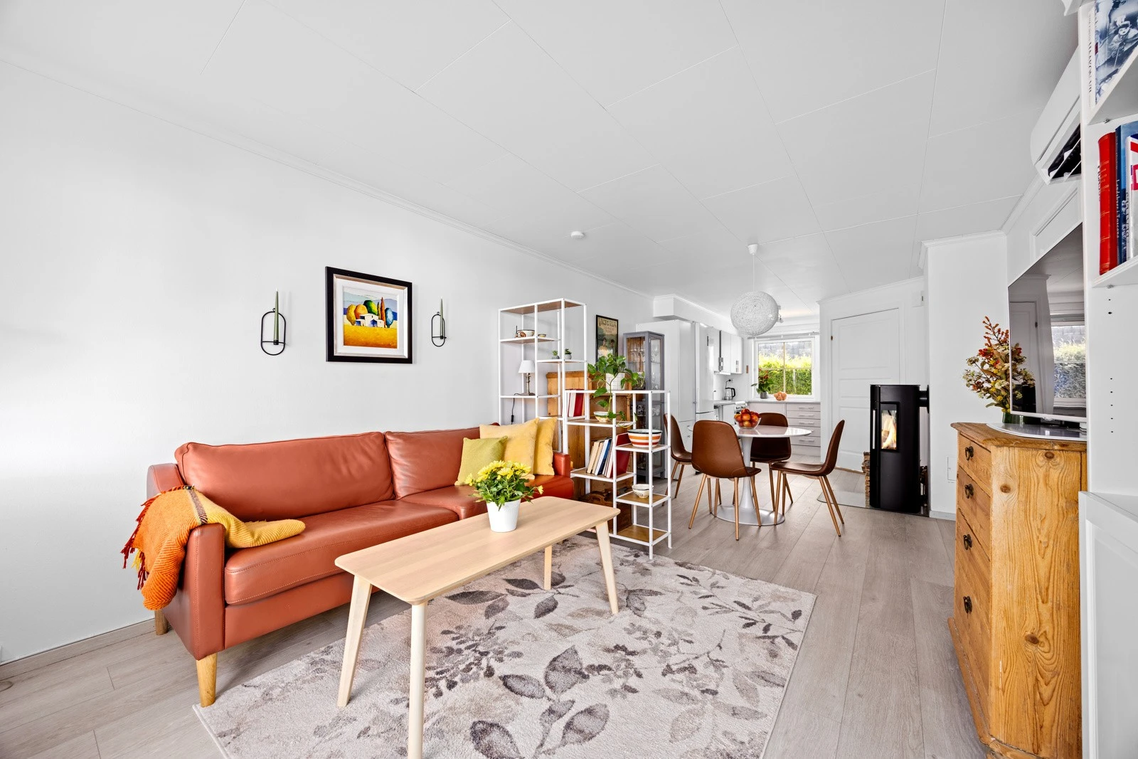 Stue med god plass til både sofagruppe og spisestuebord Galleribilde