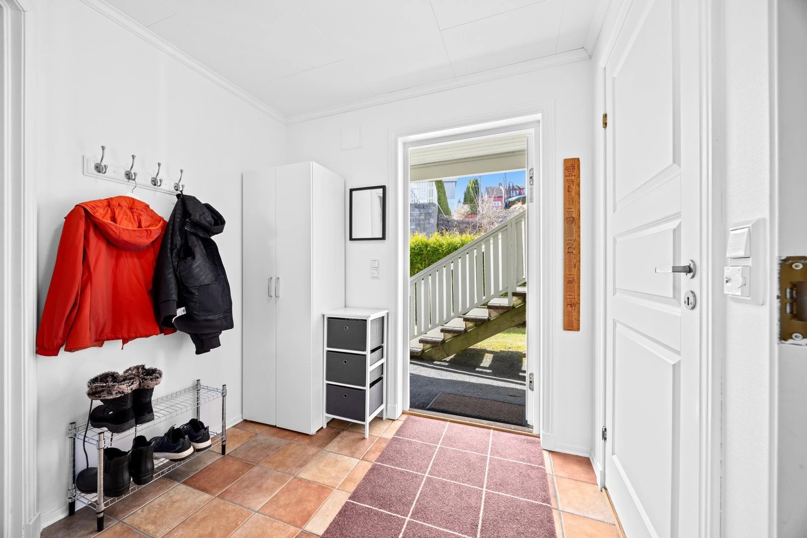 Velkommen til denne fine leiligheten i 1. etasje, en sjelden mulighet i et attraktivt borettslag med heis og parkeringsgarasje! Galleribilde