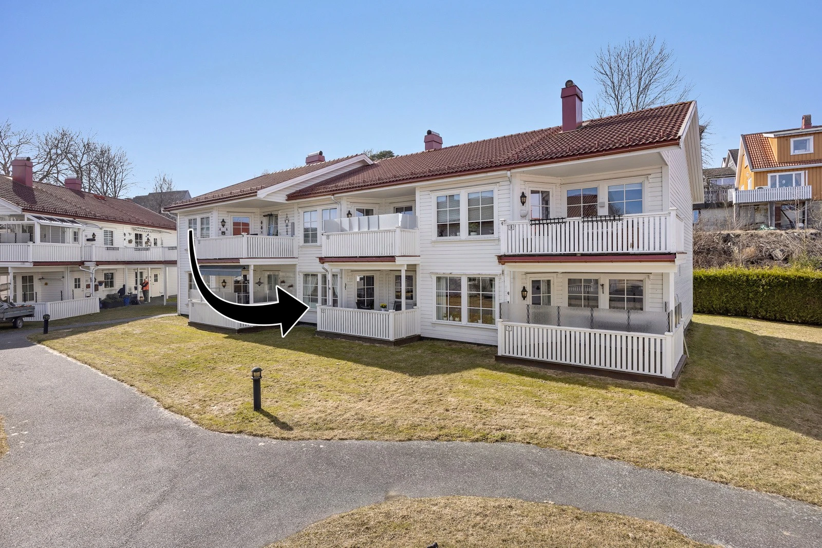 Leiligheten ligger i et stille og rolig boligområde sentralt på Stathelle, med kort gangavstand til Brotorvet kjøpesenter, butikker, servicefunksjoner og gode bussforbindelser, samt nærhet til maritime omgivelser på Gamle Stathelle, småbåthavn, flotte tur Galleribilde