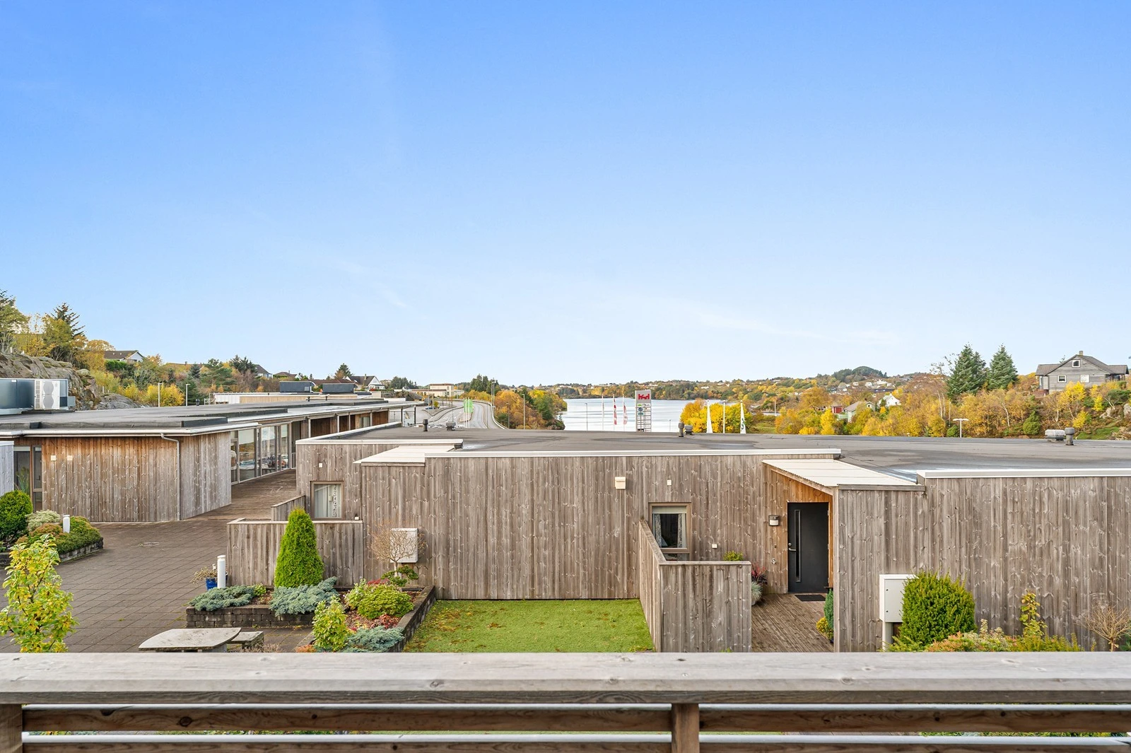 Luftig og flott utsikt mot uteområdet og Storavatnet. Galleribilde