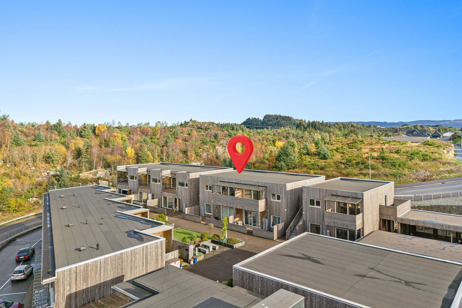 Leiligheten ligger i nyere og moderne leilighetsbygg i sentrum. Galleribilde