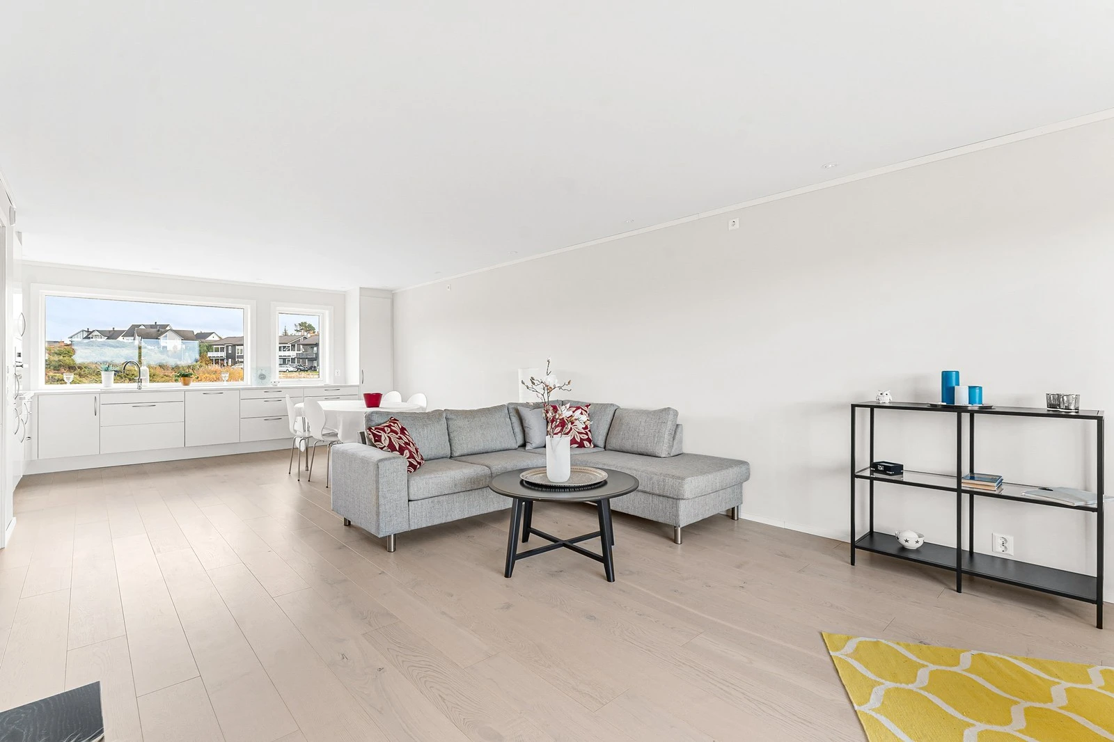 Stuen er romslig og har åpen kjøkkenløsning. Galleribilde