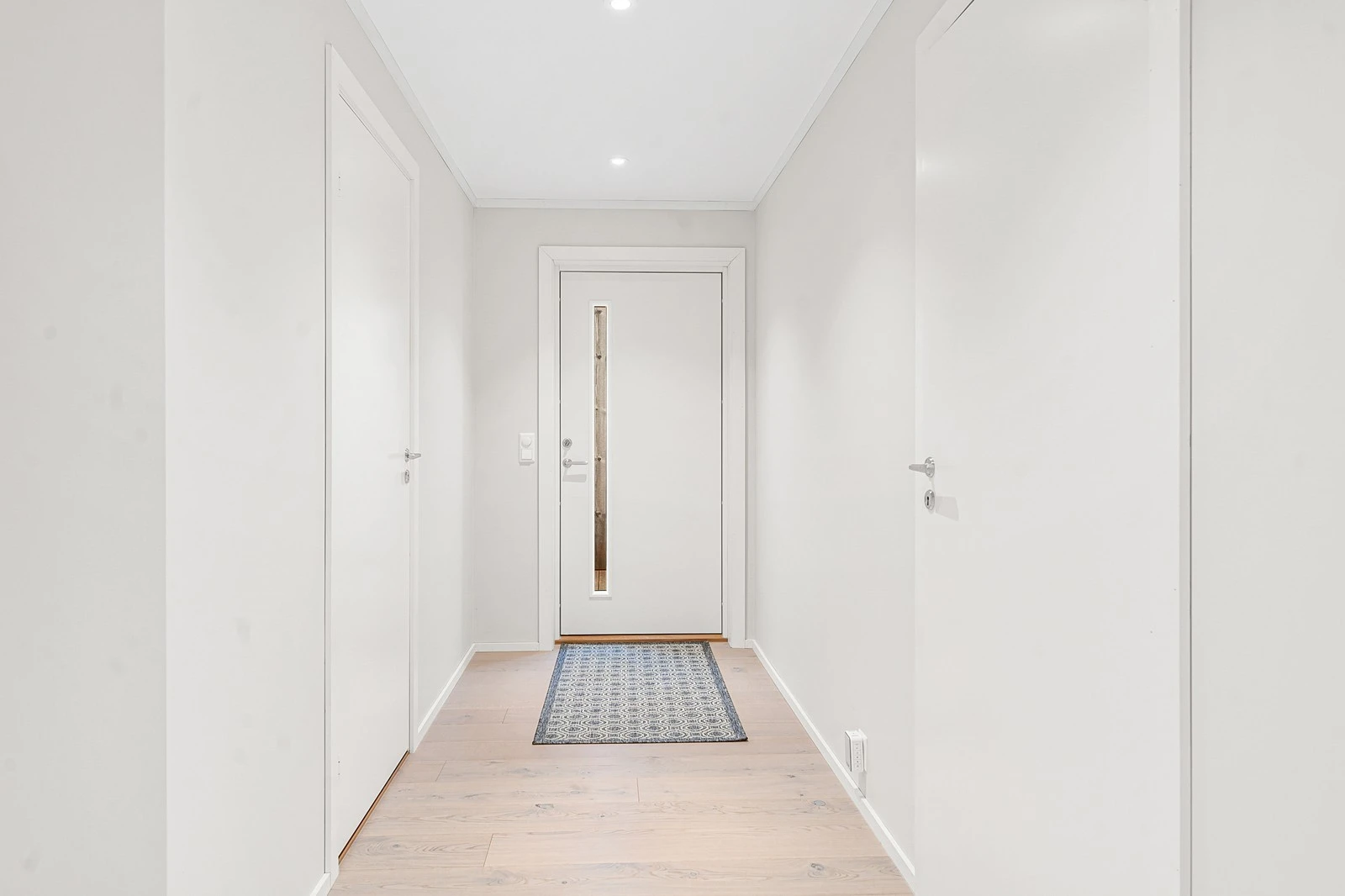 Lys og fin gang med spotbelysning i tak. Galleribilde