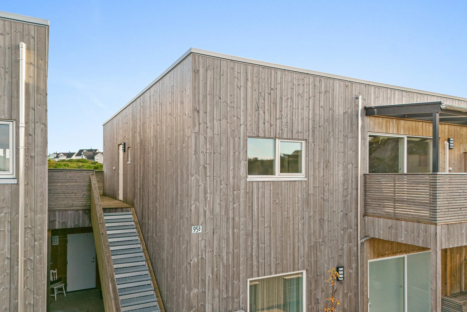 Utvendig solid trapp opp til leiligheten. Galleribilde