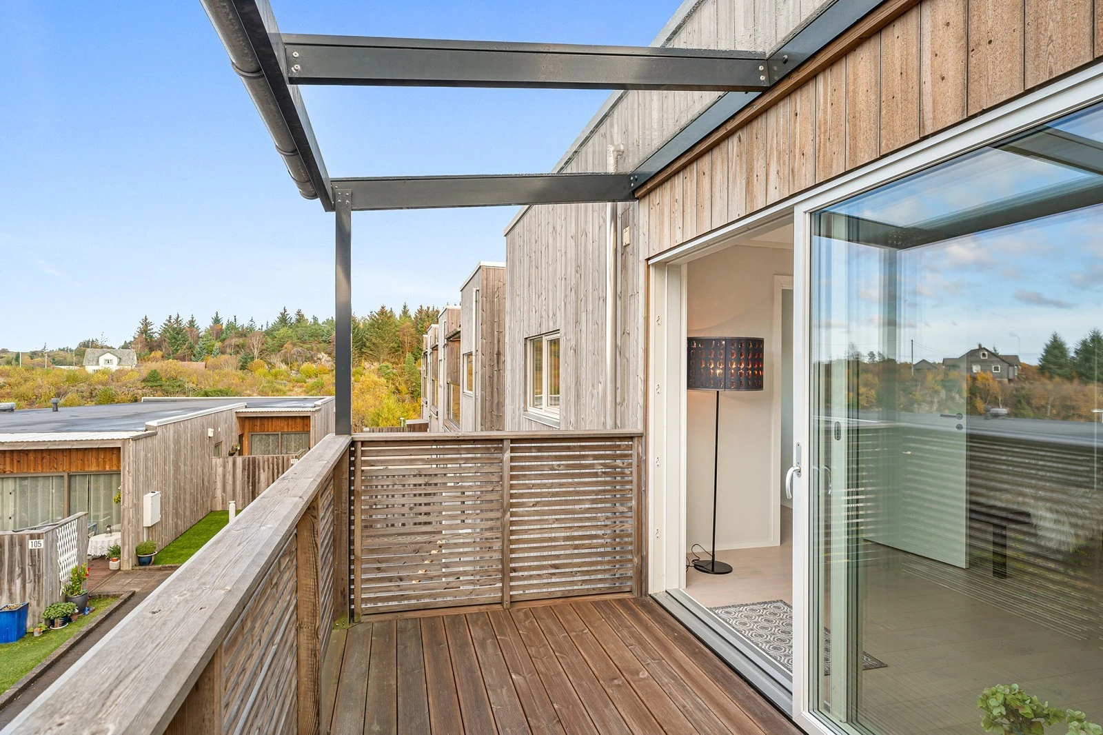 Utgang til balkong via stor skyvedør. Galleribilde