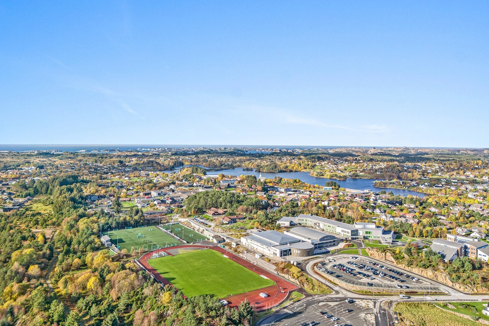 Like i nærheten finner du idrettsanlegg og fine turområder. Galleribilde