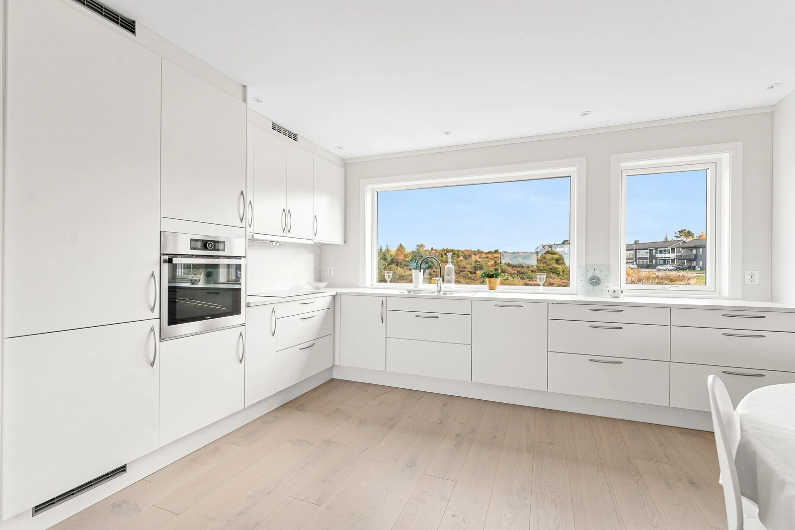 Kjøkkenet har god skap og benkeplass og integrerte hvitevarer. Galleribilde