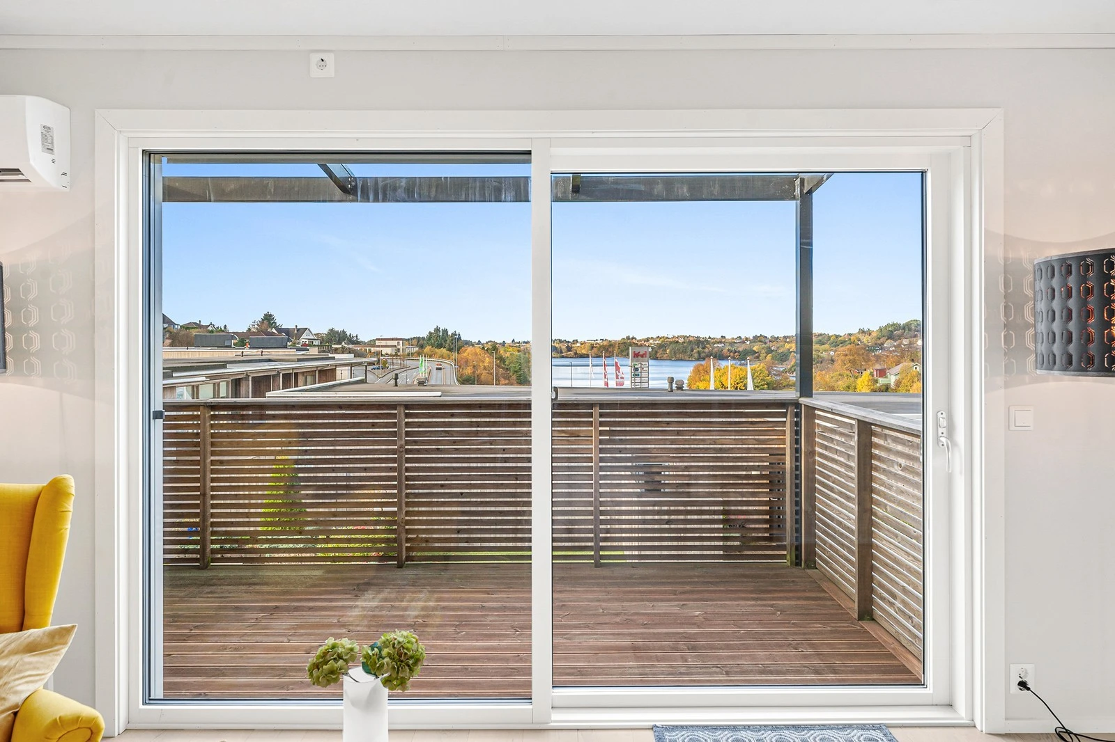 Romslig og fin balkong med flott utsikt mot Storavatnet. Galleribilde