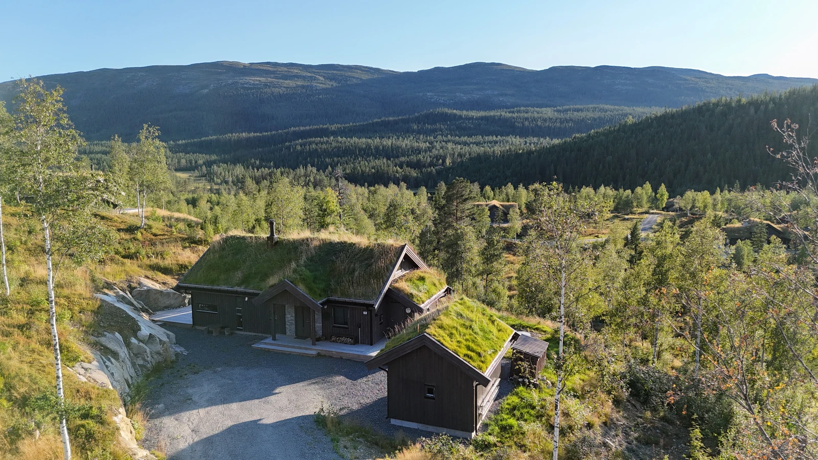 Ferdig oppført Solheim-hytte på hyttefeltet. Denne fantastiske utsikten får du uansett hvilken tomt du velger. Galleribilde