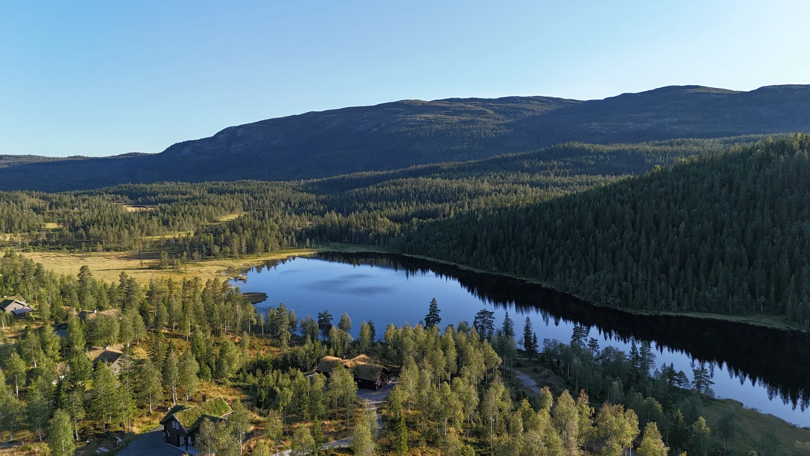 Fantastisk utsikt fra hyttefeltet mot snaufjellet. Killingtjernet med brygge og tilgang på robåt og kano ligger nederst på hyttefeltet. Her kan det fiskes, bades eller man kan bare nyte i den etablerte gapahuken. Galleribilde