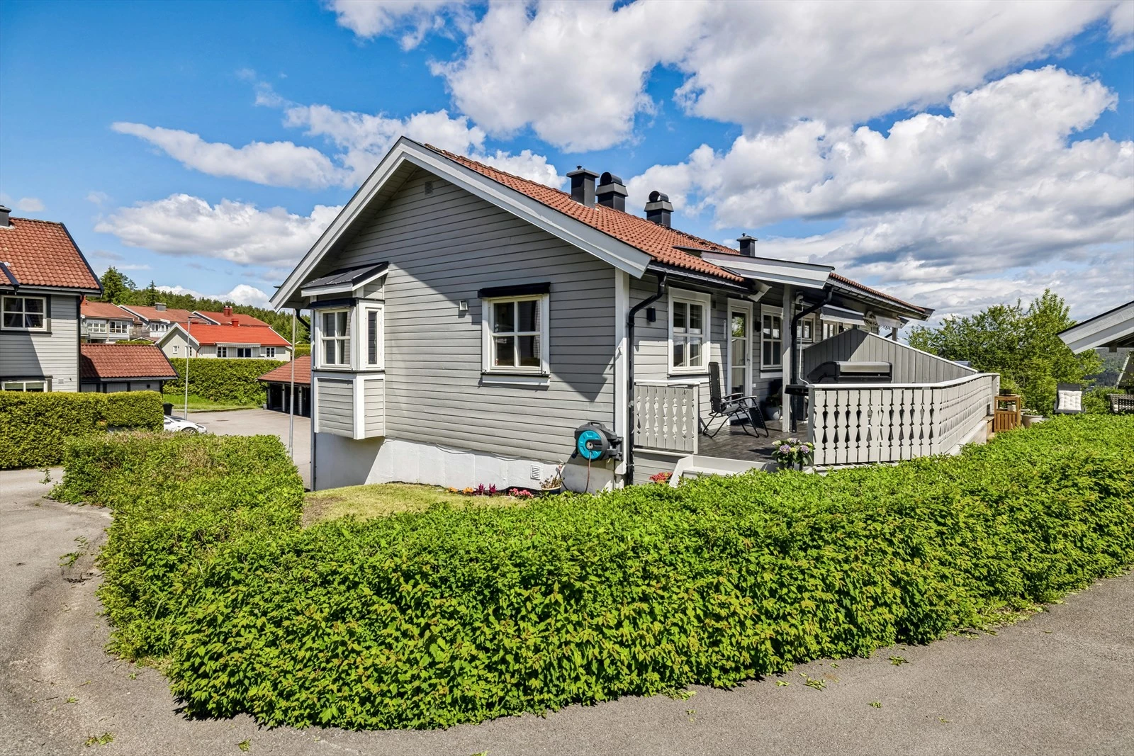 Fra stuen er det adkomst ut til husets romslige terrasse og hage.