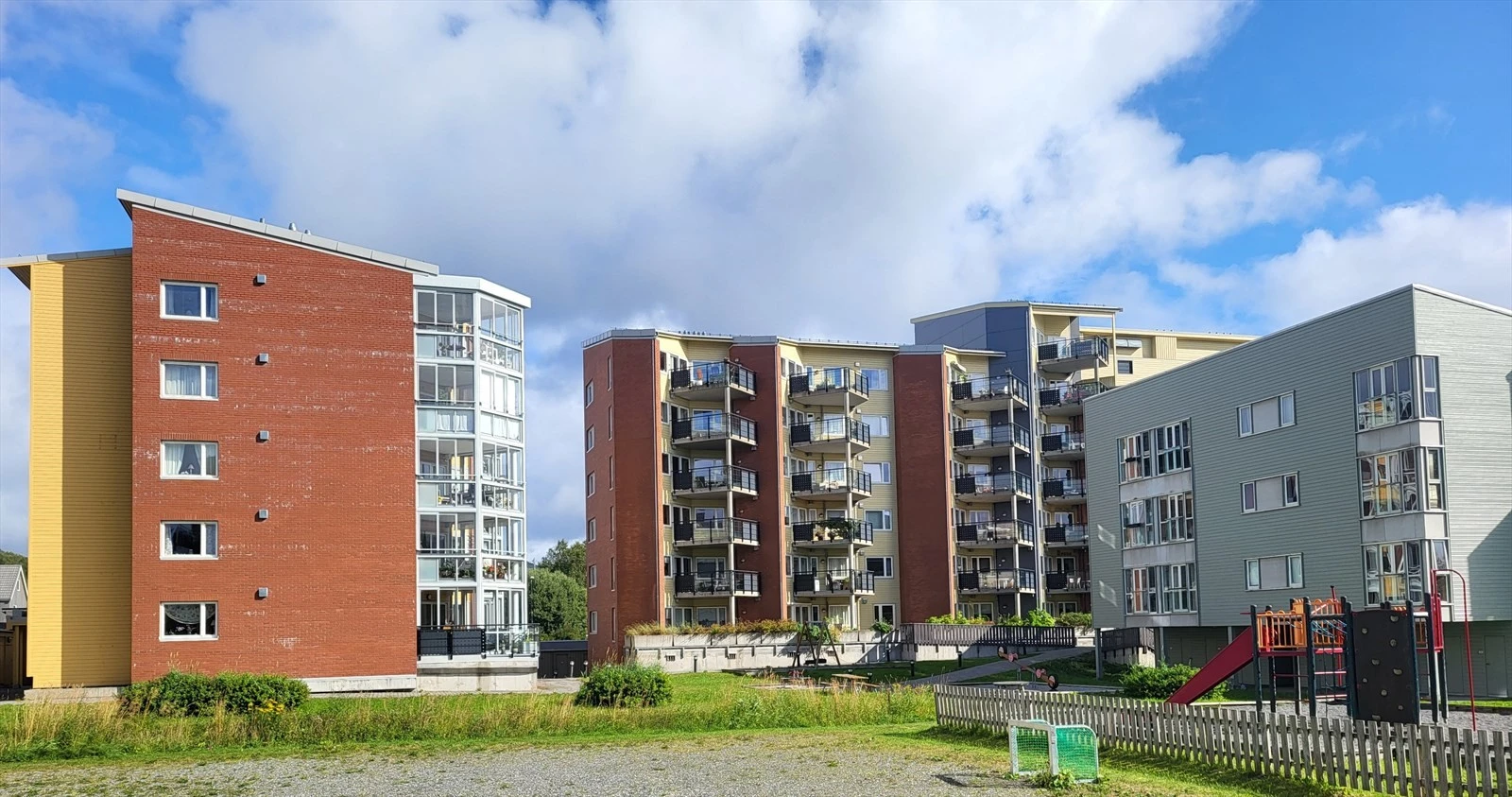 Moderne 3-roms leilighet i sentrum med balkong og parkeringsplass