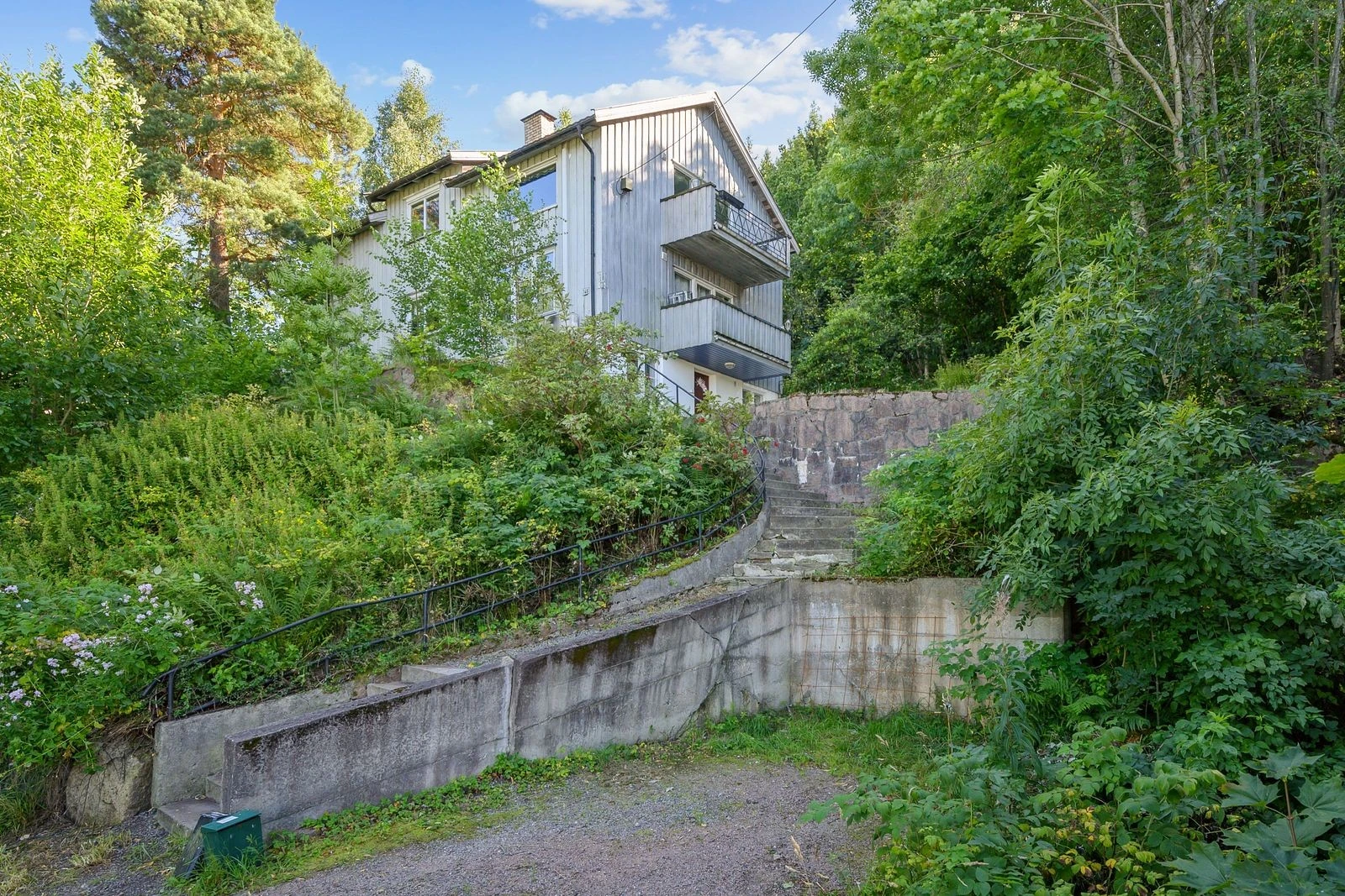 Parkeringsplass på egen tomt - ingen behov for gateparkering.