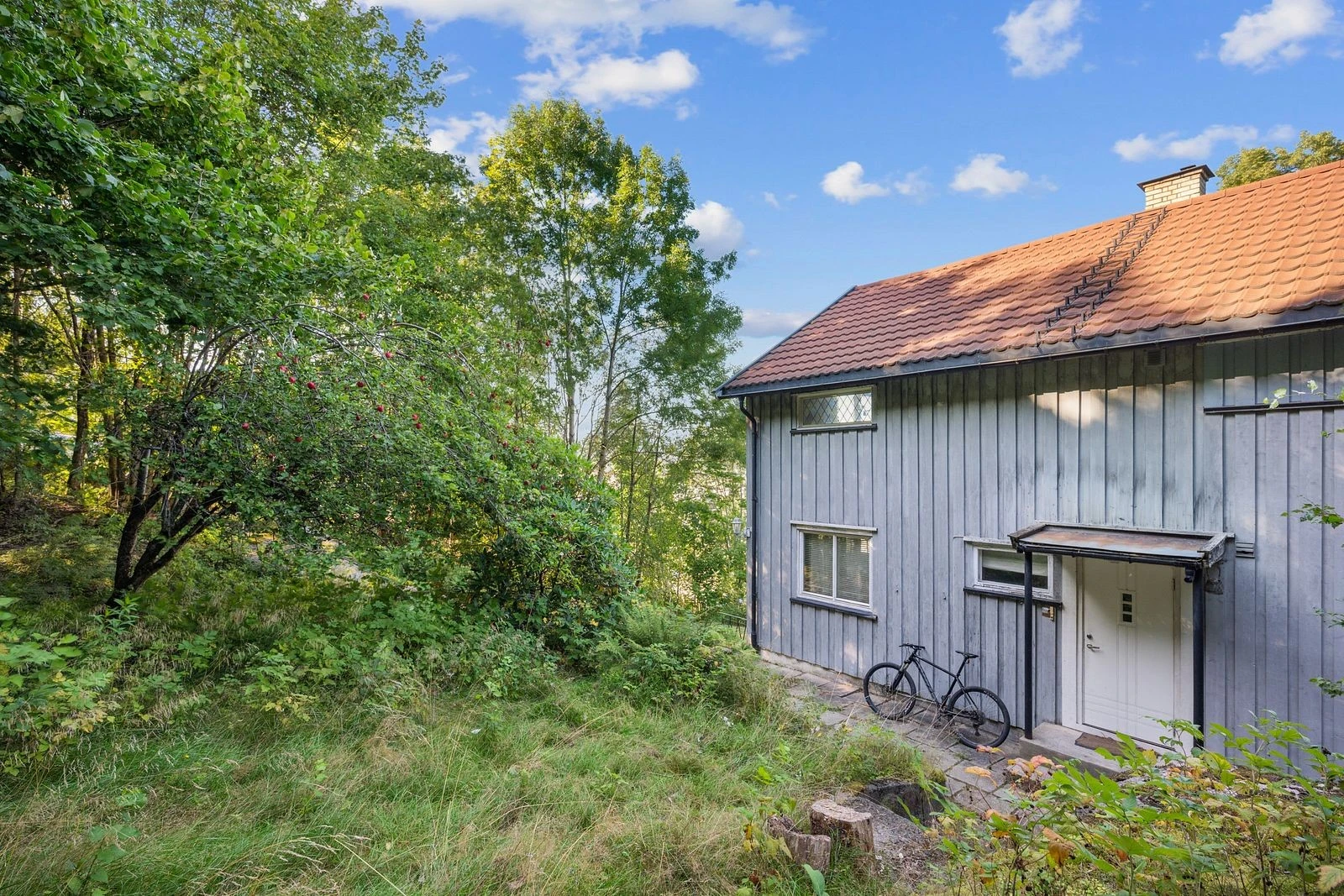 Fasaden er enkel og funksjonell - perfekt utgangspunkt for videre tilpasning.