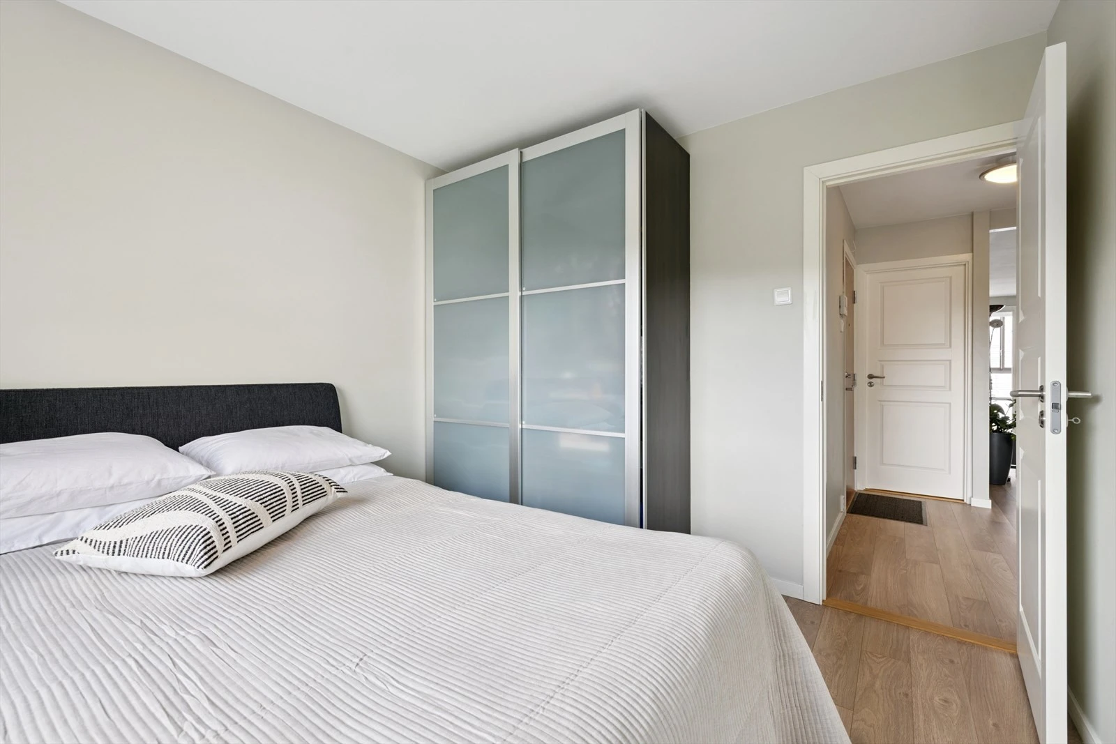 Soverom 2 - God plass til både dobbeltseng og garderobe.