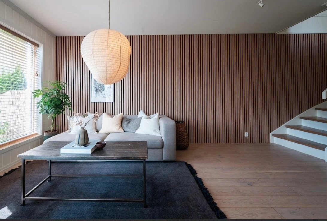 Stuen er elegant med moderne uttrykk og tidløse materialvalg.