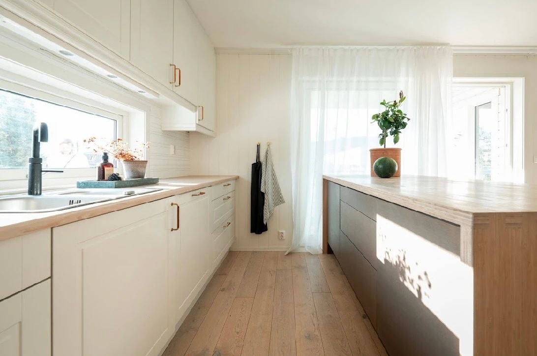 Kjøkkenet er lyst og moderne med god plass til matlaging.