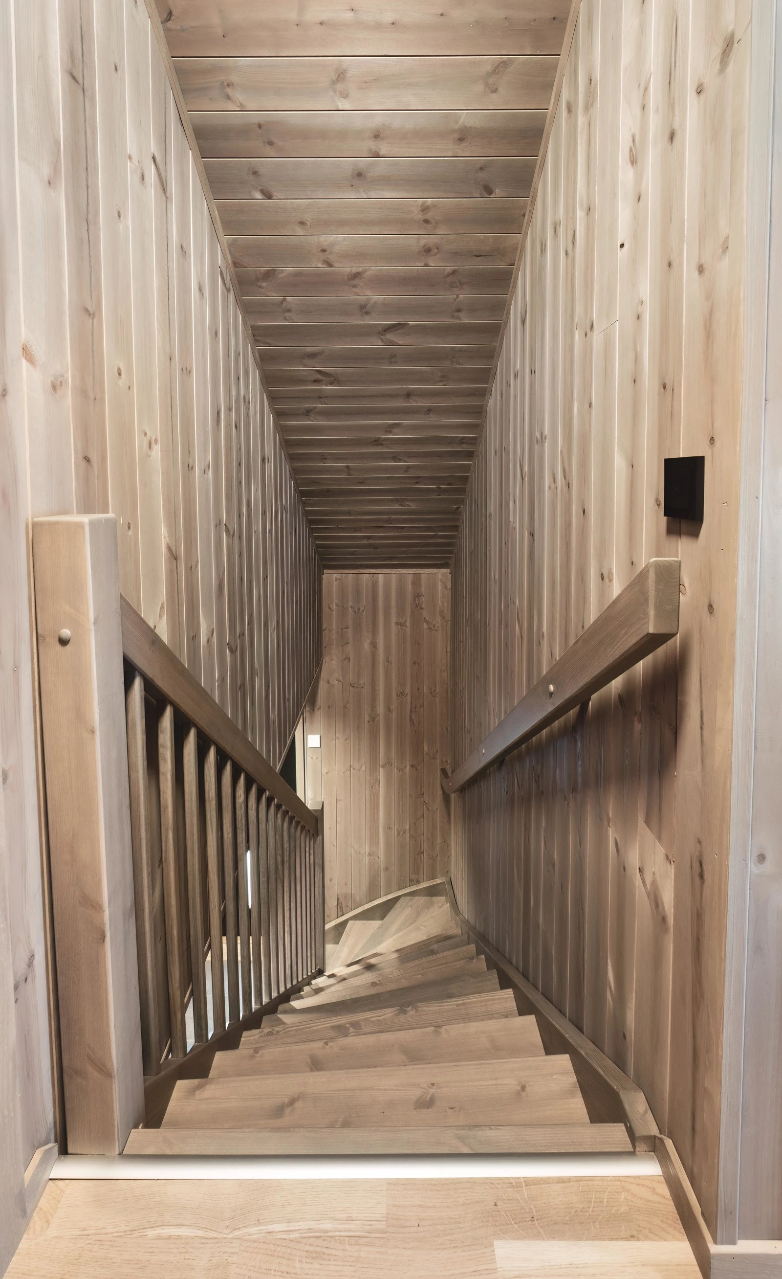 Tre trapp som leder opp til andre etasje. Galleribilde