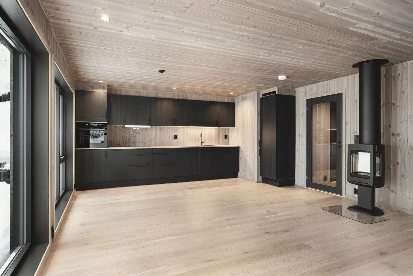 Kjøkkenet har integrerte hvitevarer som ovn, induskjsonstopp, oppvaskmaskin, ventilator og kjøleskap med frysedel. Galleribilde