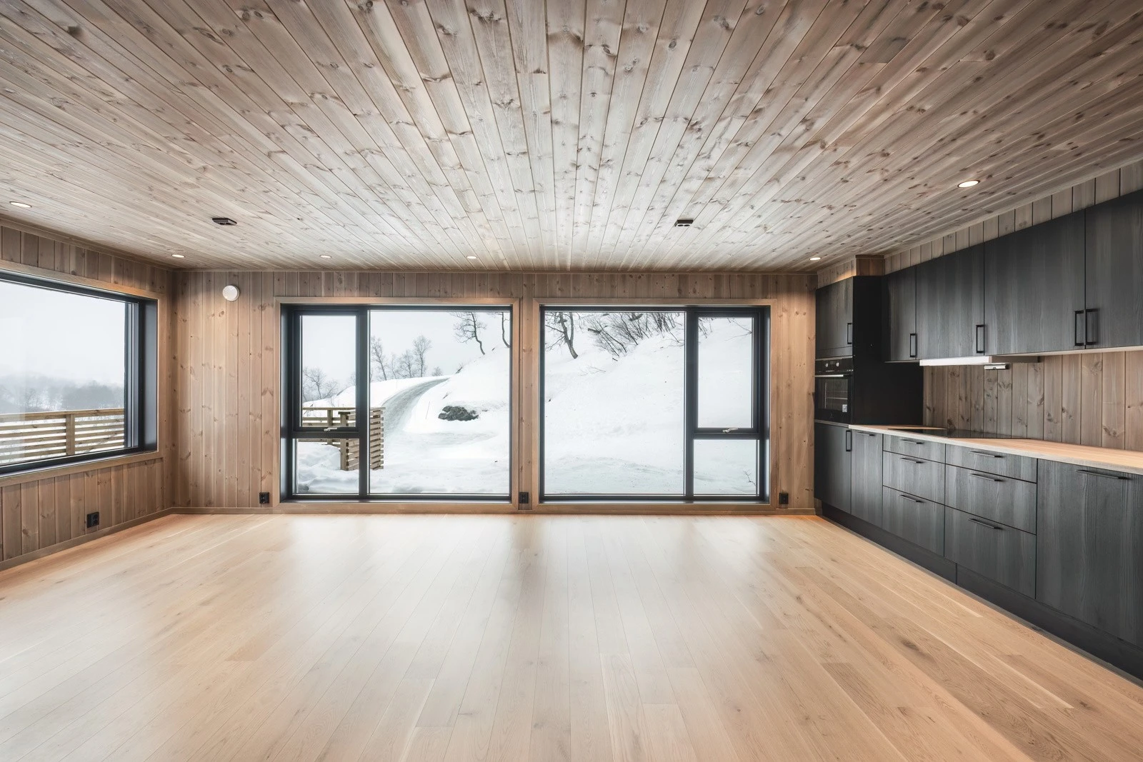 Store vinduer som bringer rikelig med dagslys inn. Galleribilde