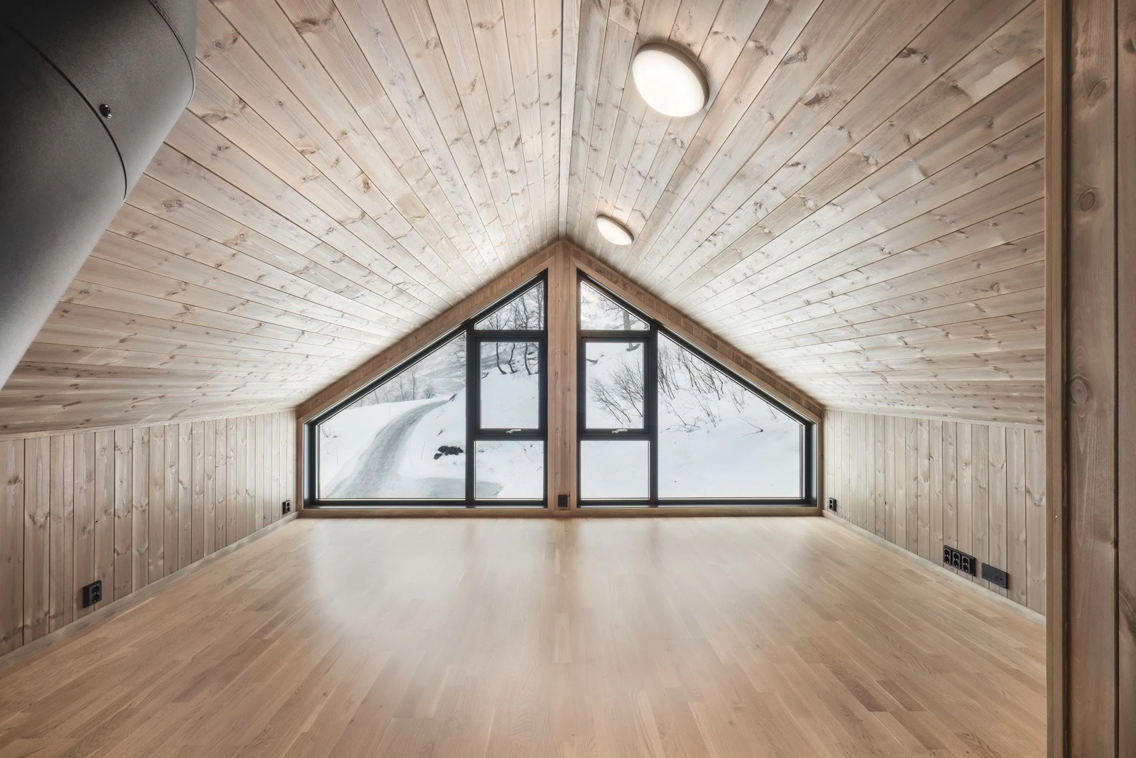 Loftstue med store vindusflater. Galleribilde