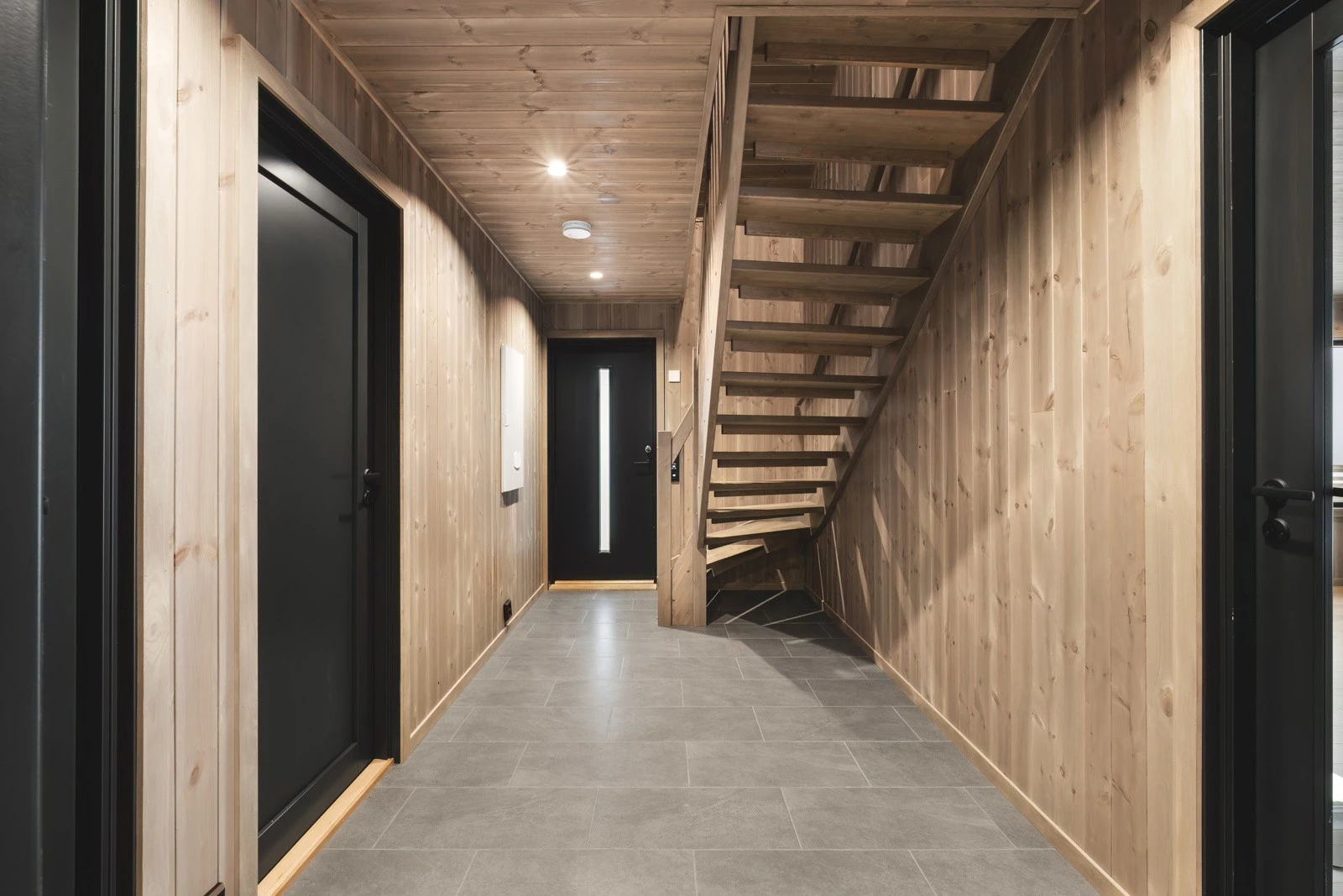 Fra entre er det trapp opp til andre etasje som består av loftstue, soverom og bod. Galleribilde