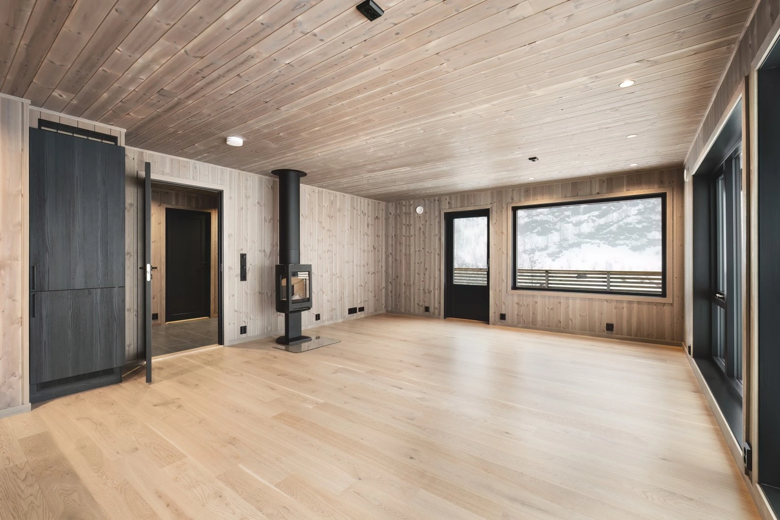 Hytten har åpen stue/kjøkken- løsning som skaper en sosial og trivelig atmosfære. Galleribilde