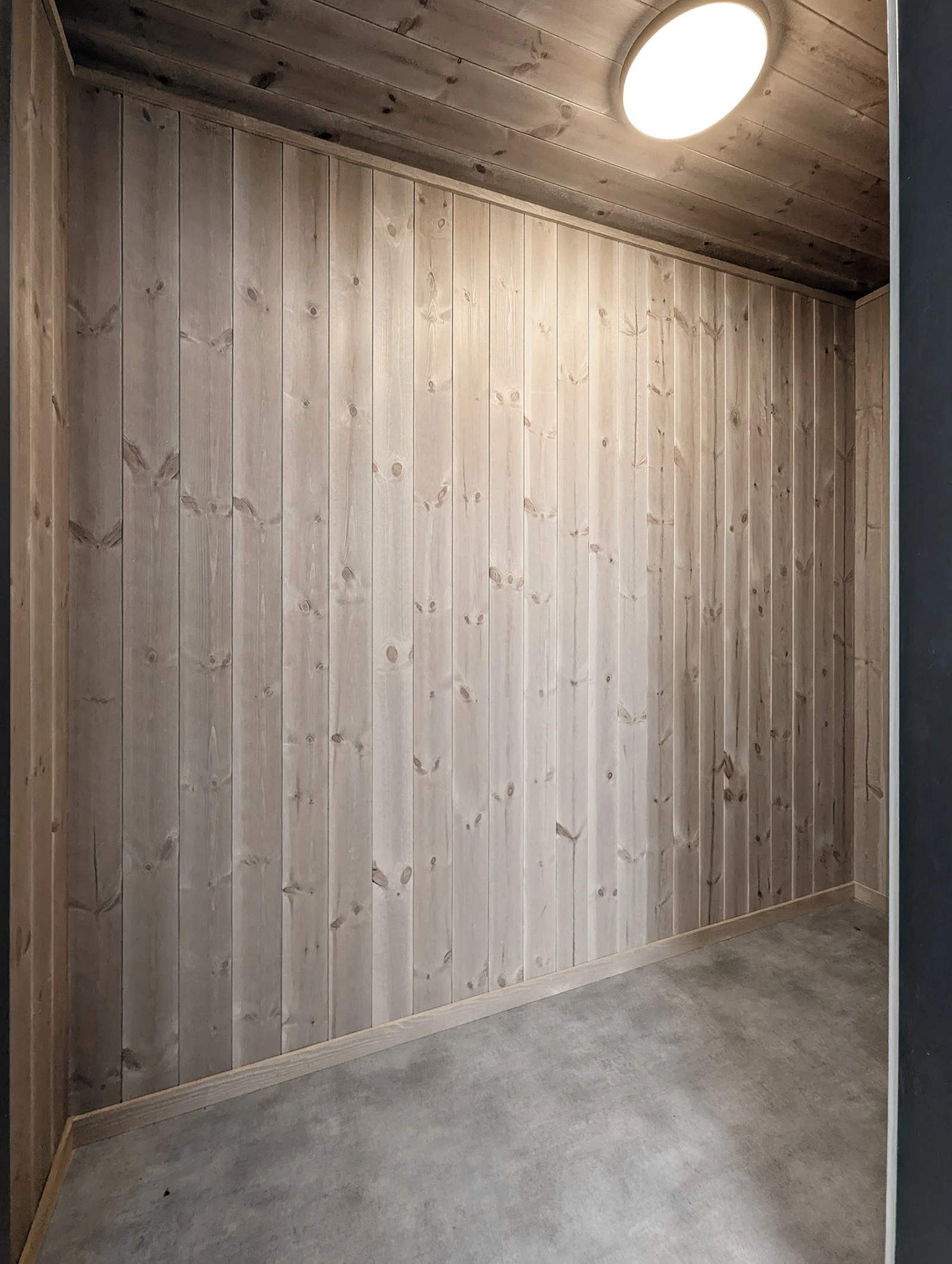 Isolert utvendig bod med plass til lagring av ved og skiutstyr. Galleribilde