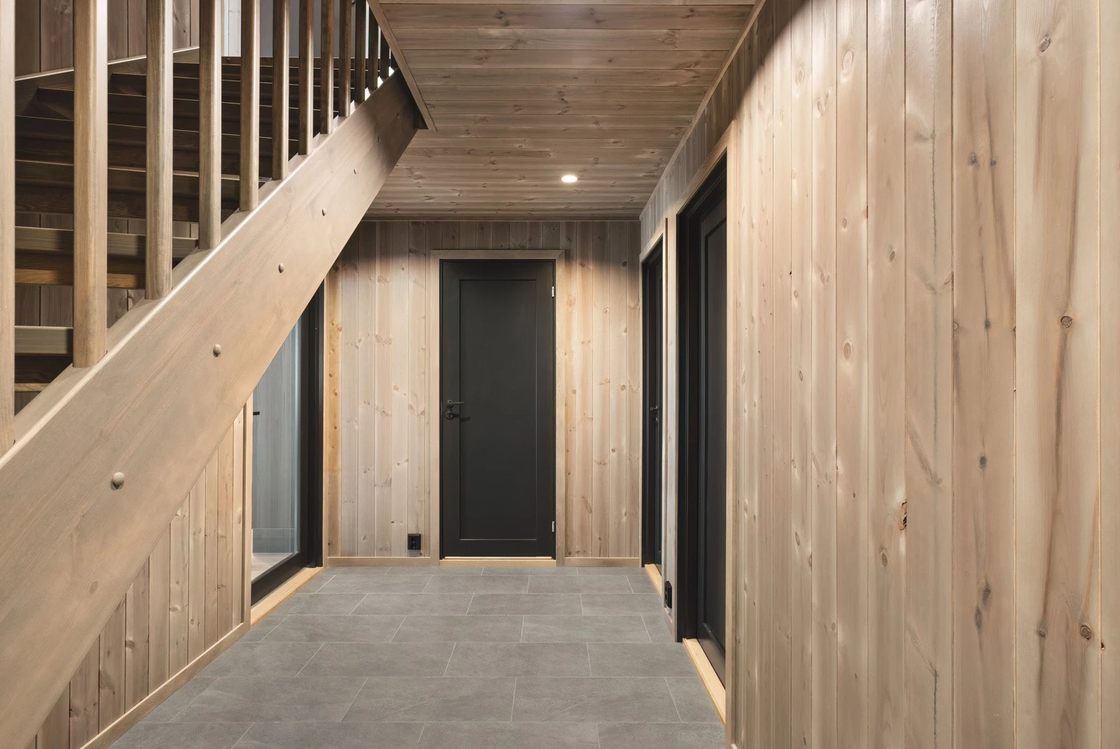 Romslig entre med fliser på gulv. Galleribilde