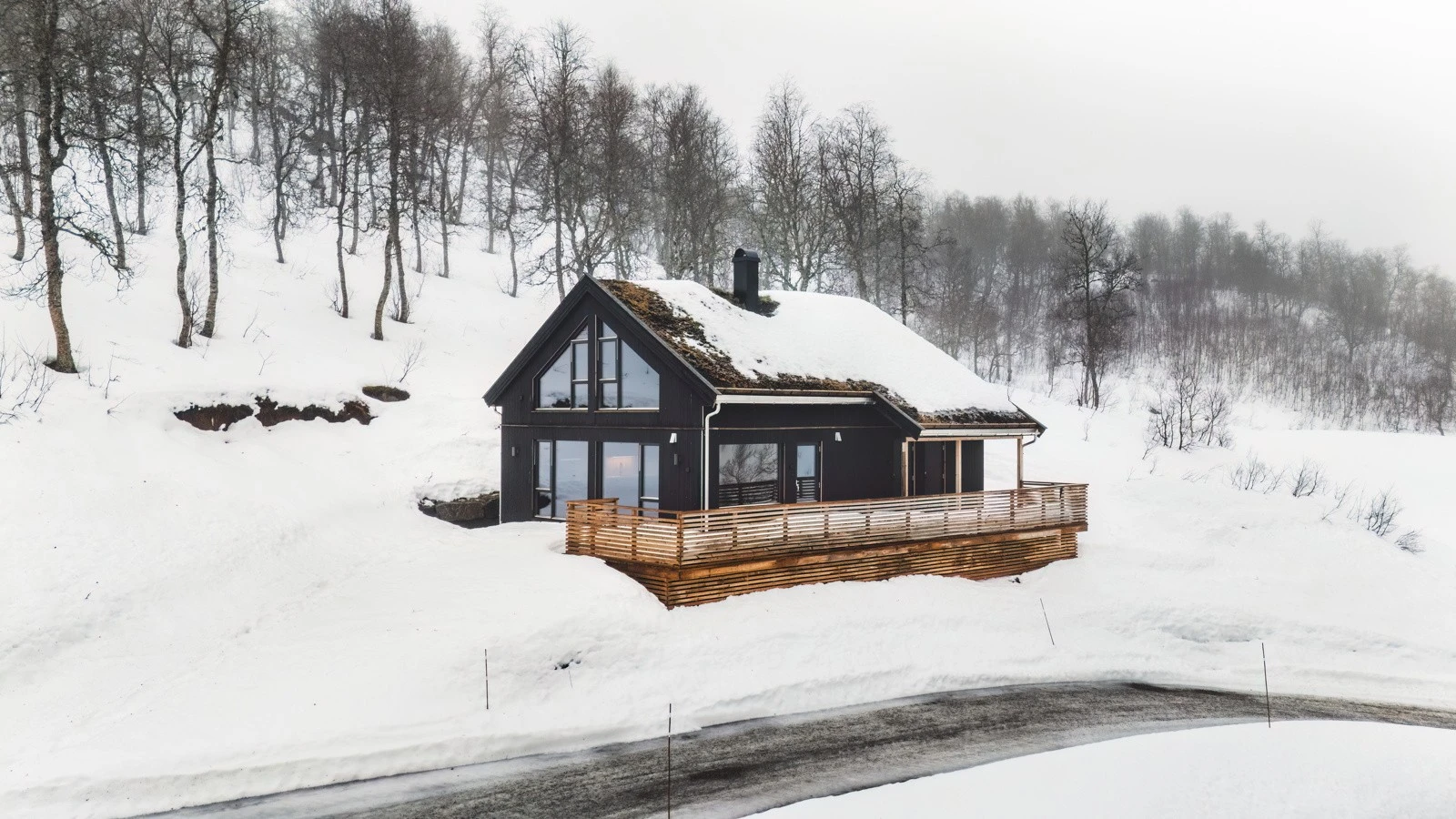 Parkering rett utenfor hytteveggen. Galleribilde