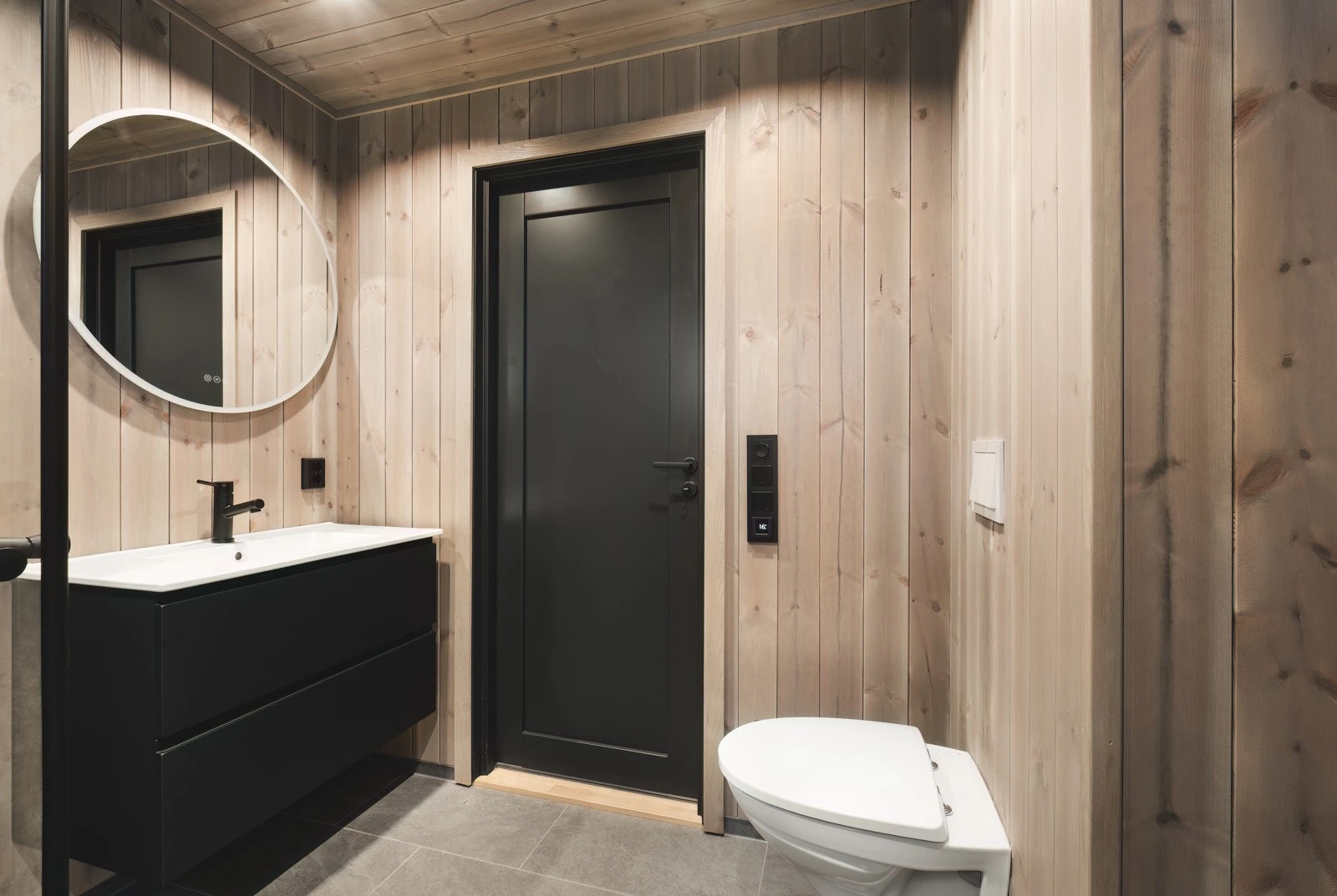 Trepanel på vegg og i tak som gir den lune hyttefølelsen. Spotbelysning i tak. Galleribilde