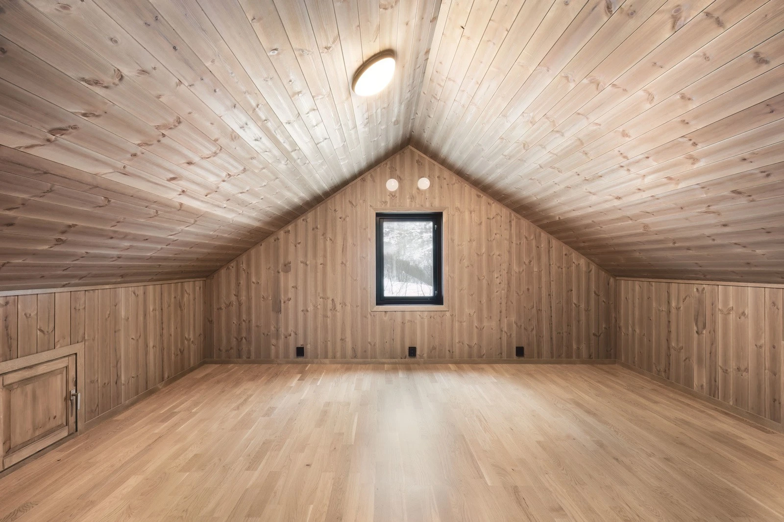 Romslig soverom 3 med god plass til dobbeltseng og møblement. Galleribilde