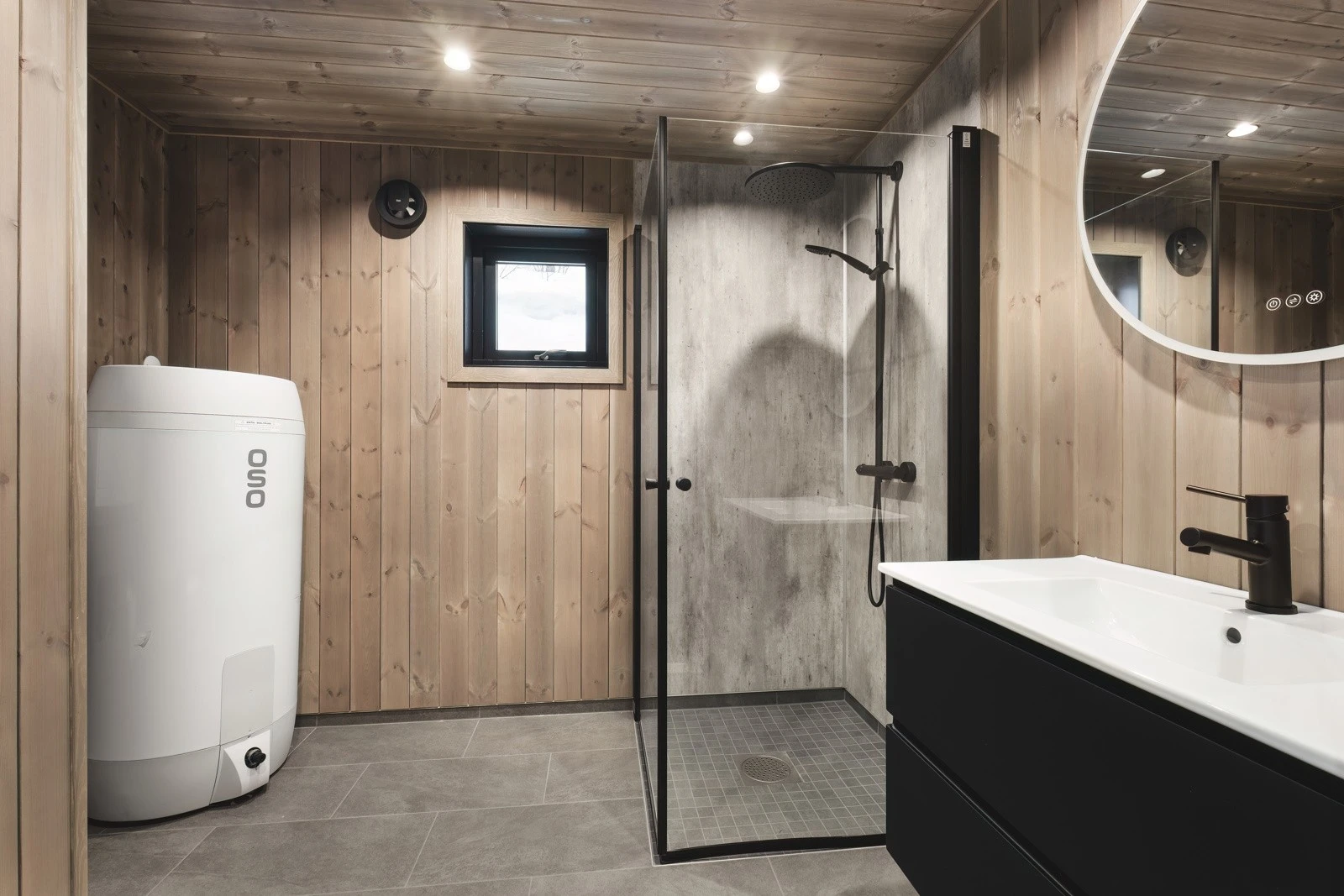 Lekkert og tidsmessig bad med moderne fliser på gulv med varmekabler. Galleribilde