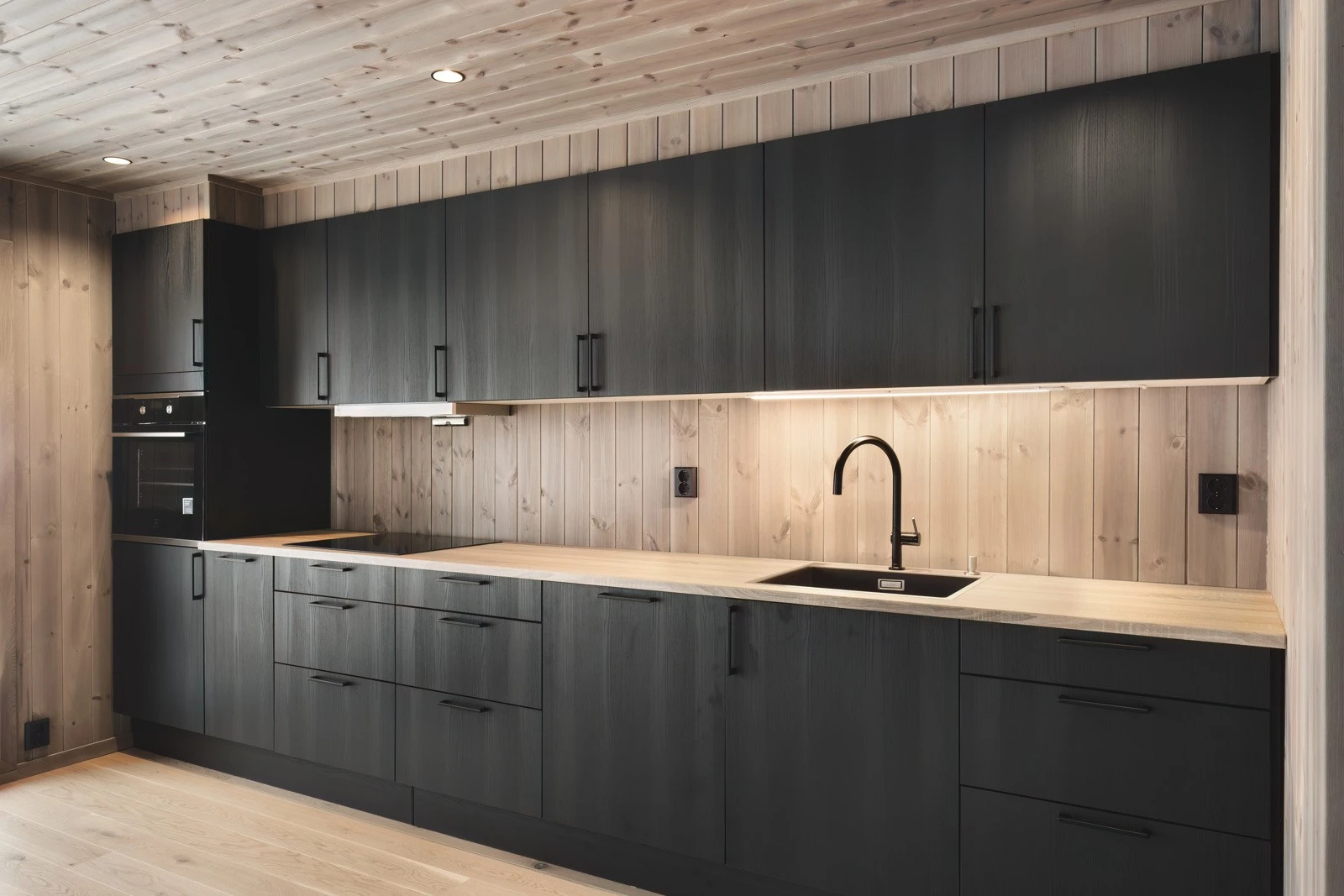 HTH kjøkken i mørk utførelse og laminat benkeplate. Avtrekk ut. Galleribilde