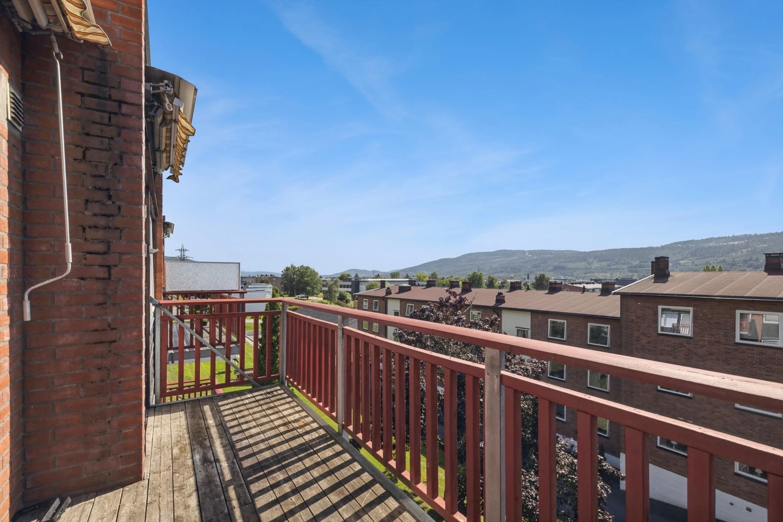 Terrasse med meget gode solforhold og utsikt!