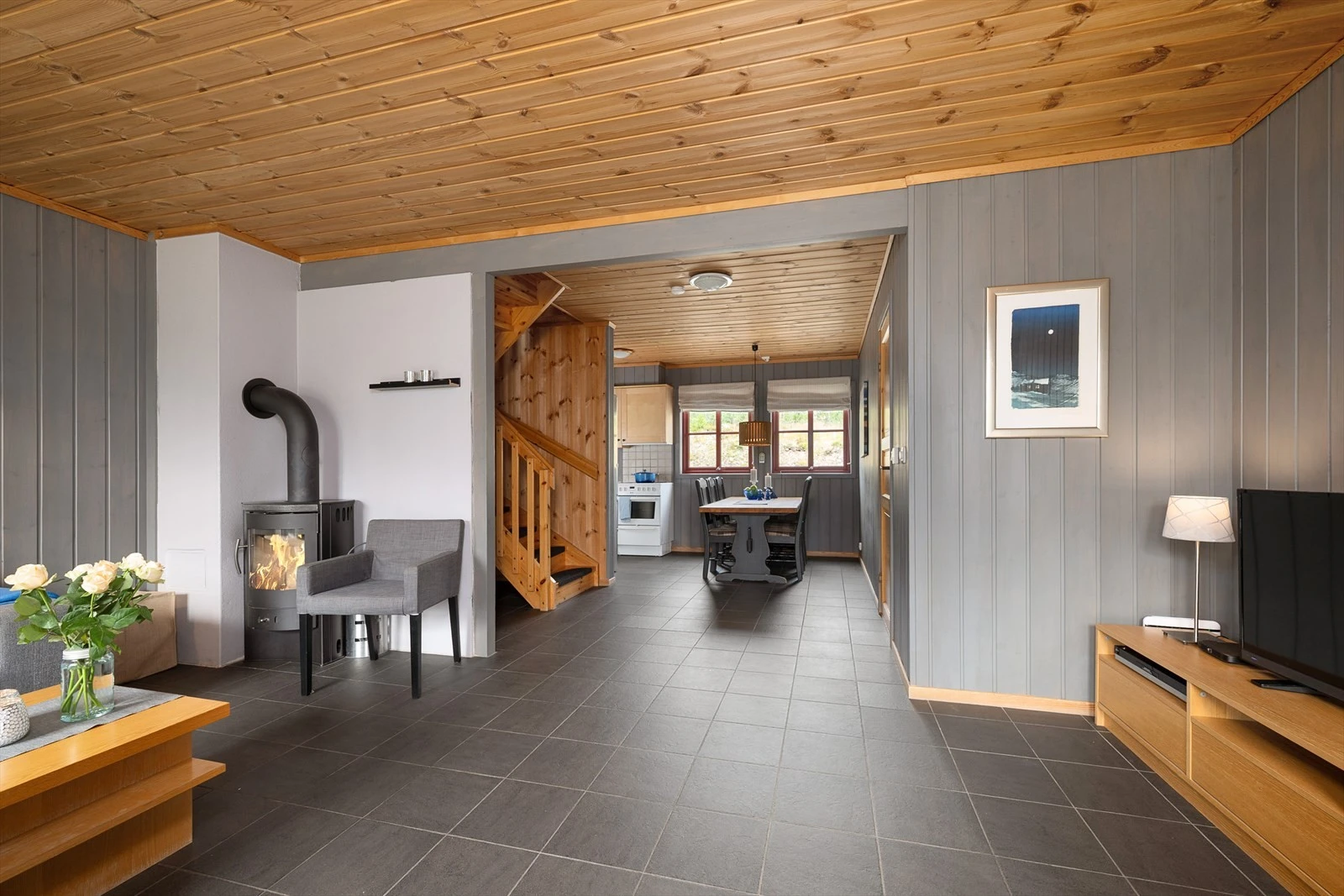 Åpen planløsning som knytter sammen kjøkken, spiseplass og stue. Trappen opp i til 2.etasjen fra stua. Galleribilde