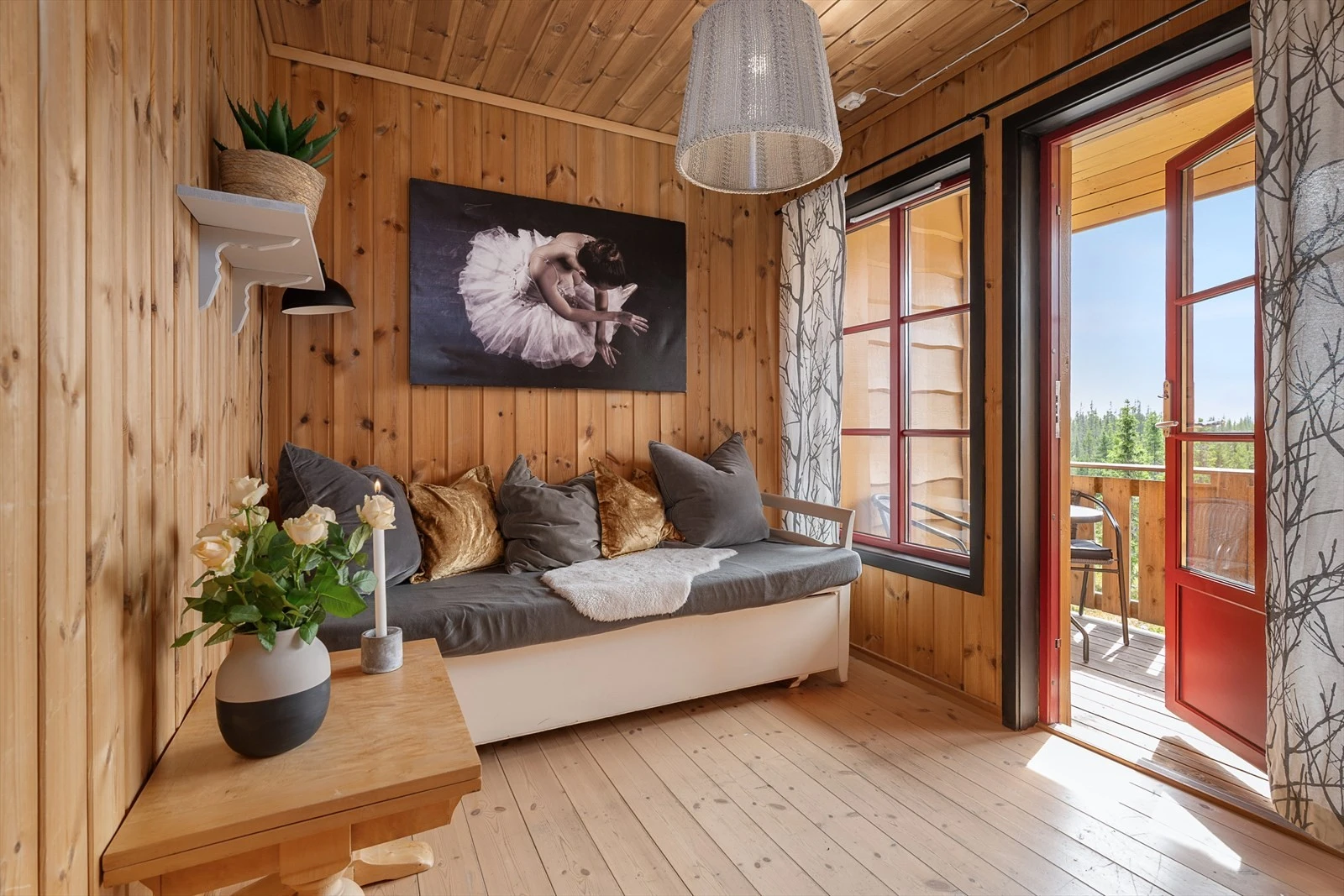 Hyggelig og lun kosekrok med direkte utgang til balkong. Dette kan fungere fint som ekstra soveplass når en har gjester. Galleribilde