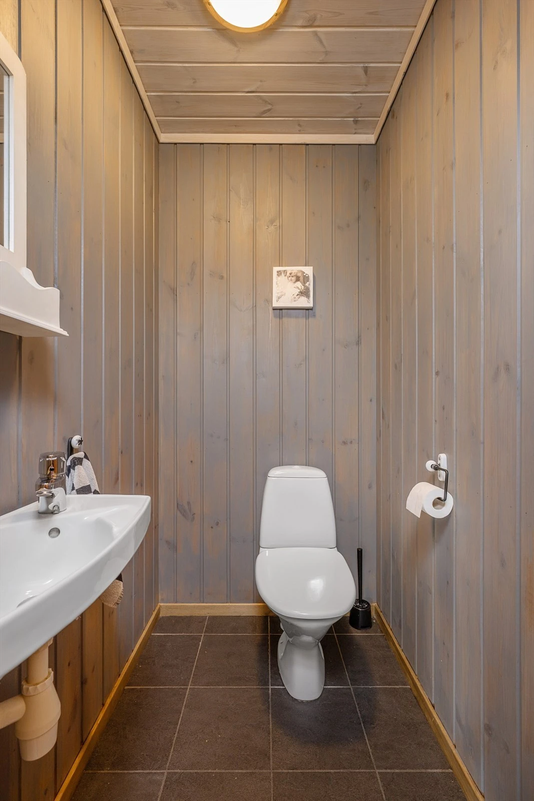 Ekstra WC plassert med adkomst fra gangen i 1. etasje. Galleribilde