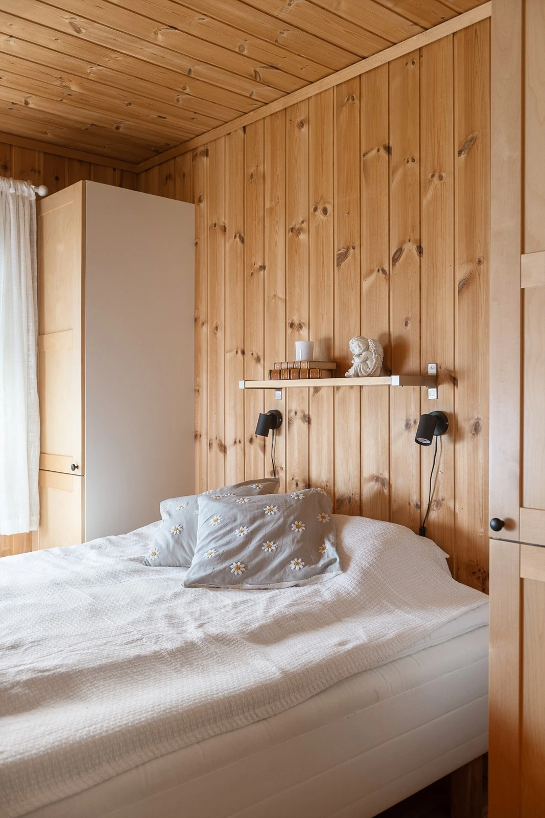 Romslig soverom med dobbeltseng, praktisk oppbevaring i skap langs veggen. Galleribilde