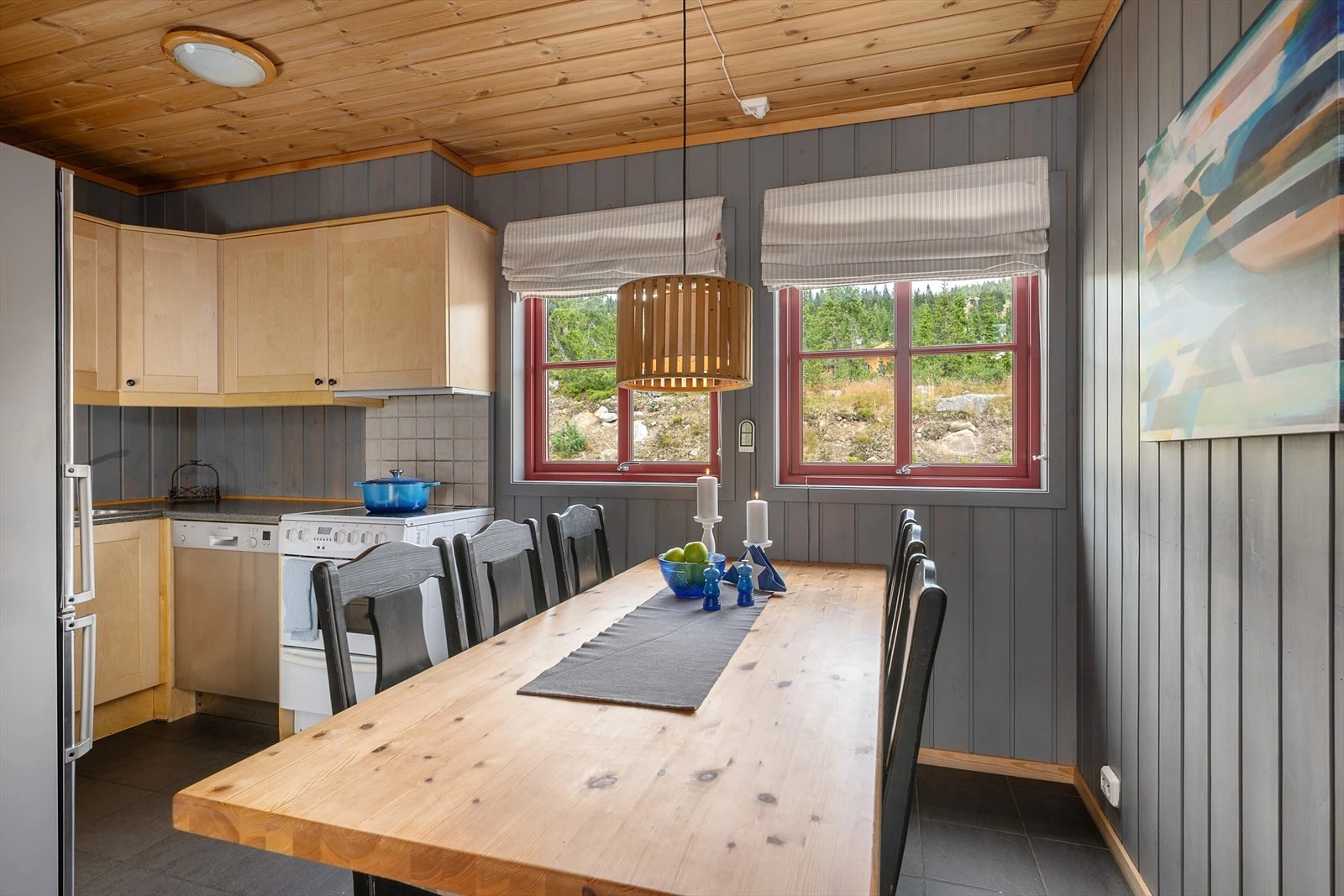 Delvis åpen løsning mellom stue og spiseplassen. Galleribilde